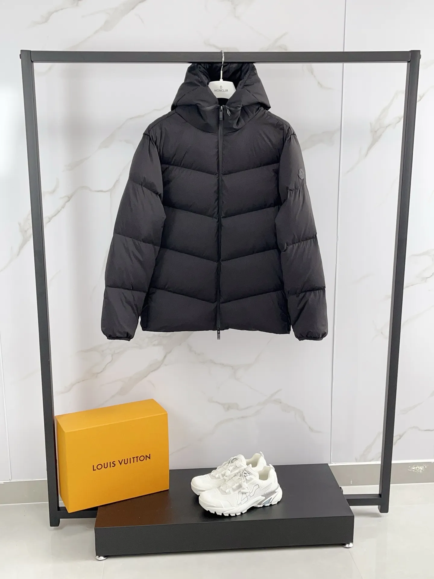 P1060 🆕Moncler down jacket 2025 latest fashion designer down jacket. Every detail shows high-end craftsmanship. The design changes of structural tailoring show the diverse image changes of men. It is slim and neat, and tailored to meet the current popular multi-layered wear. Versatile style for life. Code number: 12345 Color: off-white black
