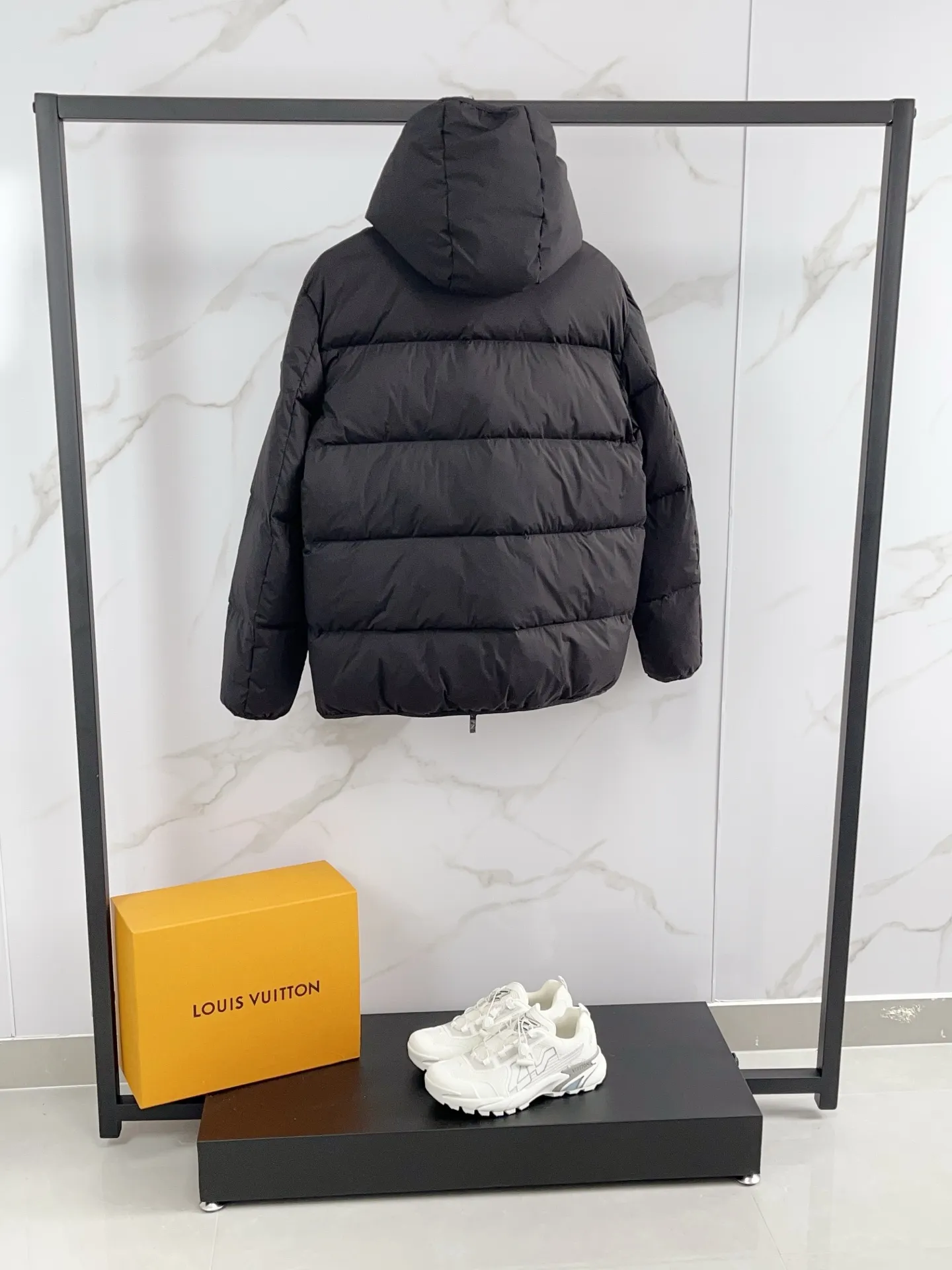 P1060 🆕Moncler down jacket 2025 latest fashion designer down jacket. Every detail shows high-end craftsmanship. The design changes of structural tailoring show the diverse image changes of men. It is slim and neat, and tailored to meet the current popular multi-layered wear. Versatile style for life. Code number: 12345 Color: off-white black