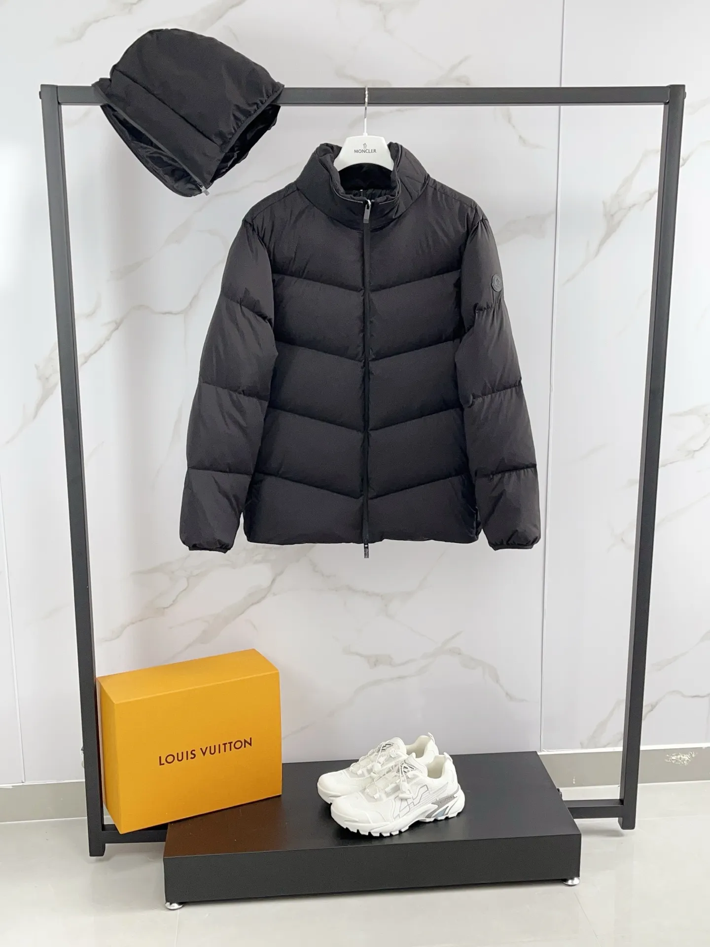 P1060 🆕Moncler down jacket 2025 latest fashion designer down jacket. Every detail shows high-end craftsmanship. The design changes of structural tailoring show the diverse image changes of men. It is slim and neat, and tailored to meet the current popular multi-layered wear. Versatile style for life. Code number: 12345 Color: off-white black