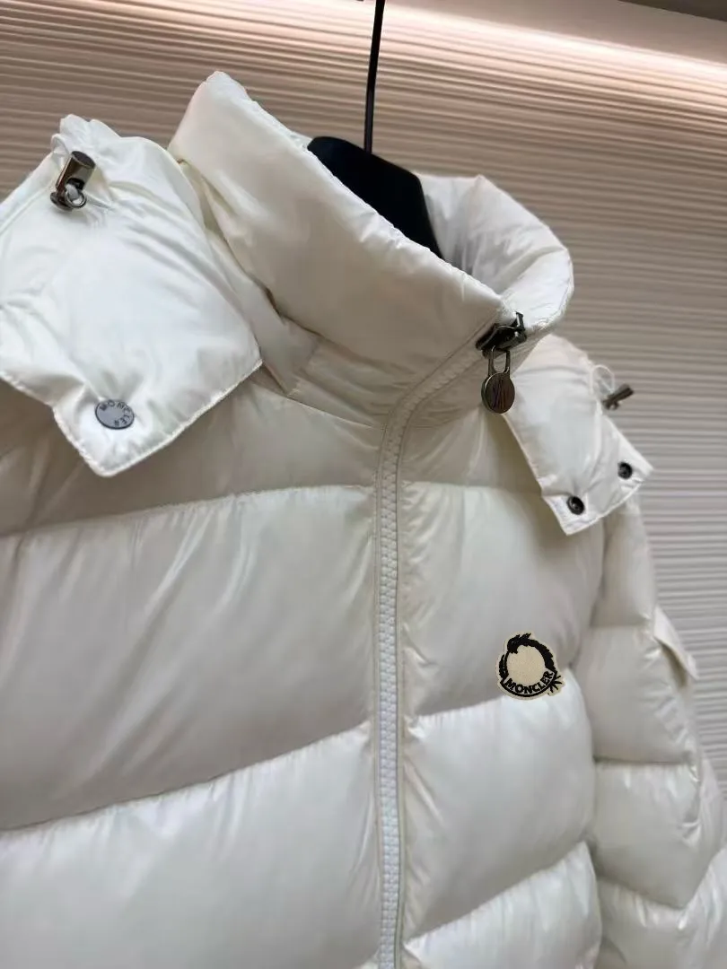 P720 MONCLER Meng Mouth Maya Down Jacket: Color/off-white, black Size: M. L. Zipper pendant with custom logo Fabric: 400D bright nylon, anti-fouling, anti-wrinkle, waterproof and windproof, very wear-resistant, breathable and comfortable.           Embroidery: Straight lines, smooth curves, dense and neat stitches, no jagged edges, flat embroidery surface, no skewed threads, consistent stitch length, no bottom exposed, no overlap, smooth embroidery surface, no ink marks and other stains. Advanced imported embroidery machines are used to ensure embroidery quality.