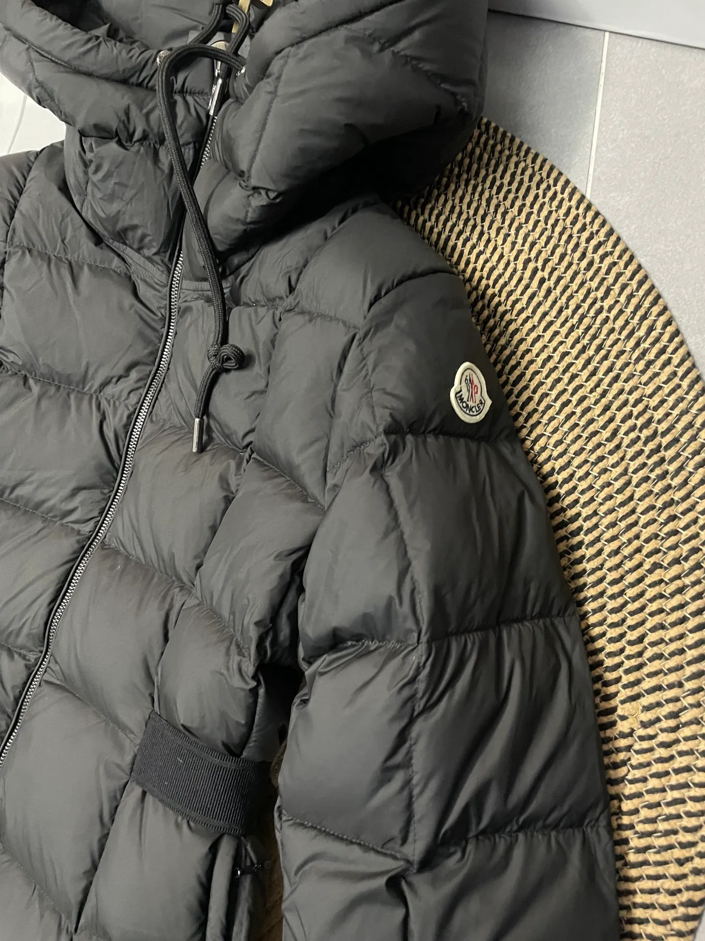 P1000 moncler 🌟New winter product, long women's down jacket (⚠️super-grade duck down filling, tag barcode model number corresponds to the official website, tag has built-in NFC inductive anti-counterfeiting, this filling technology is in the skirt, super downy one) hot style that the fugitive princess must buy. Women's long down jacket interprets classic items with new proportions, showing impeccable fashion style. Product Details Made from polyester, this long down jacket has a slim, wide silhouette with a nipped-in waist and lightweight lining. The sculpted hood adds a finishing touch. Made of polyester lining • Down filled • Adjustable hood • Zipper closure • Zippered pockets • Elastic waist • Logo patch Sizes: 0-3 Fairy