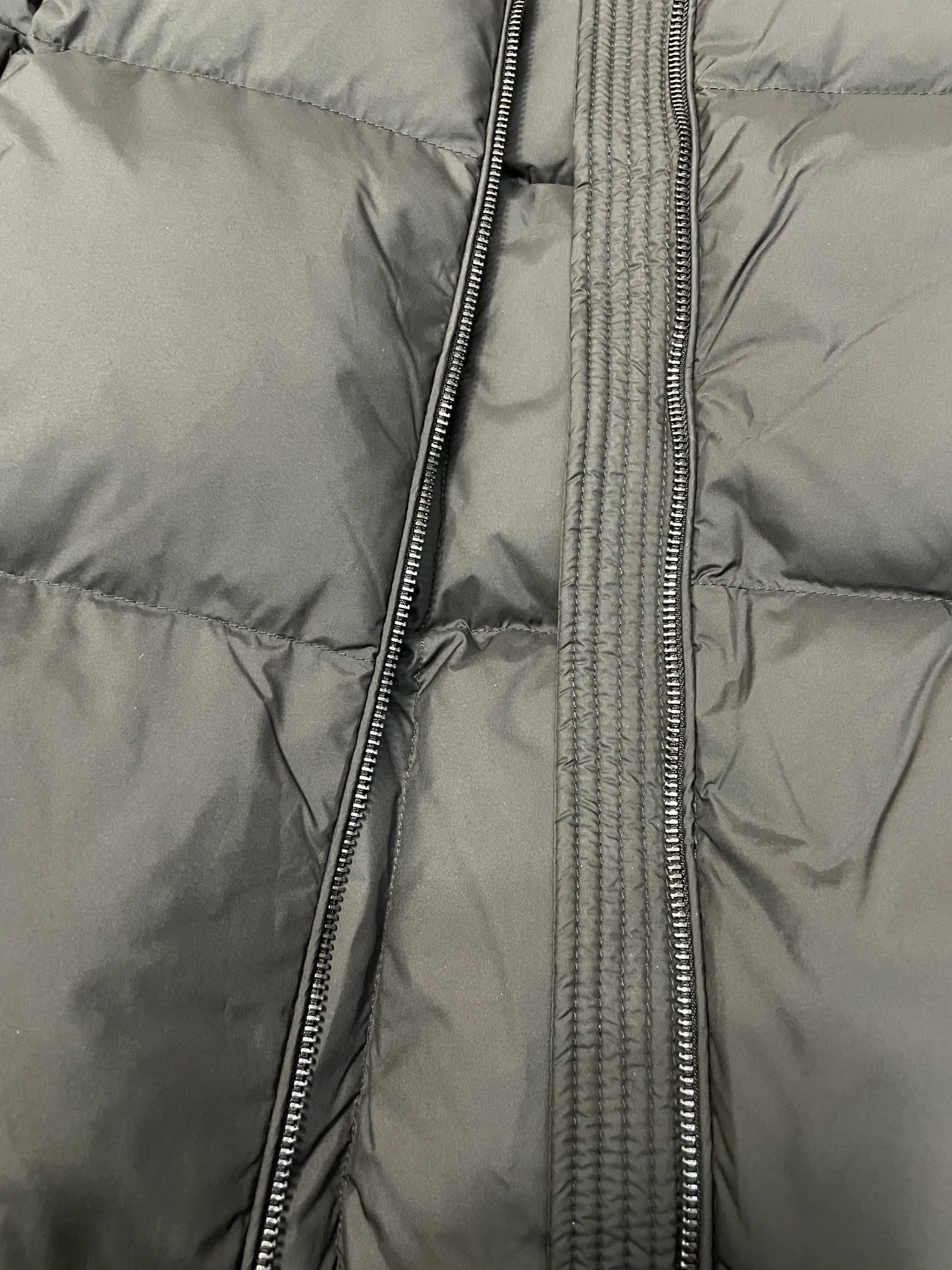 P1000 moncler 🌟New winter product, long women's down jacket (⚠️super-grade duck down filling, tag barcode model number corresponds to the official website, tag has built-in NFC inductive anti-counterfeiting, this filling technology is in the skirt, super downy one) hot style that the fugitive princess must buy. Women's long down jacket interprets classic items with new proportions, showing impeccable fashion style. Product Details Made from polyester, this long down jacket has a slim, wide silhouette with a nipped-in waist and lightweight lining. The sculpted hood adds a finishing touch. Made of polyester lining • Down filled • Adjustable hood • Zipper closure • Zippered pockets • Elastic waist • Logo patch Sizes: 0-3 Fairy