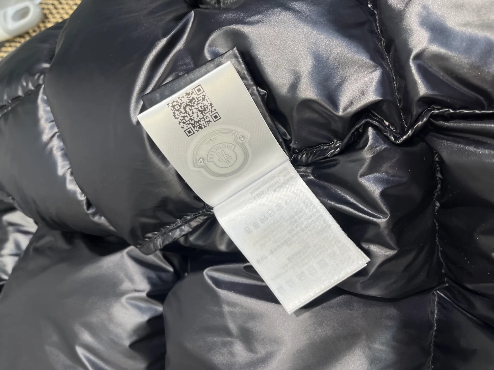 P700 moncler🌟 Black Mouth Rainbow Strips🌈 (double zipper, top version comes with handbag) Moncler Moncler Moncler Maya Ribbon Double Zipper Series Classic and versatile down jacket for men and women. There are too many versions on the market, quality and price are proportional. ➖Authentic synchronous anti-counterfeiting chip induction! ➖The high version of the classic series will never be misleading like false goose down! ➖15d nylon fabric lining is of the highest standard, never velvet! ➖The original Velcro is durable, and the accessories and hardware are all custom-made from the original factory, 100% restoring the replica quality! ➖The perfect combination of every link ensures the smoothness of every piece of clothing, the Rolls-Royce of down jackets!   Size: 1-5