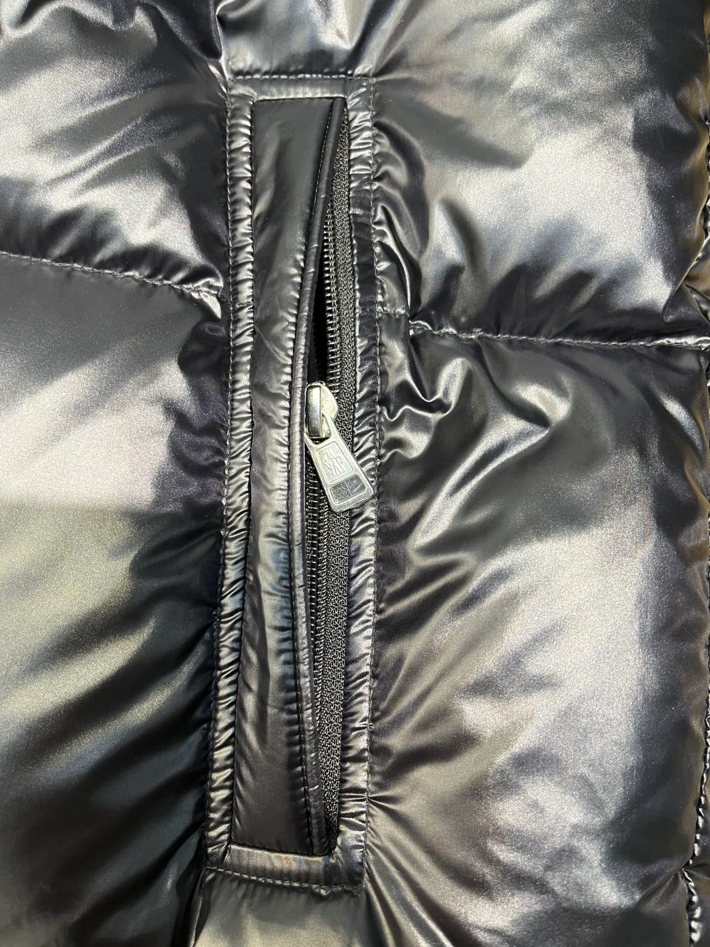 P700 moncler🌟 Black Mouth Rainbow Strips🌈 (double zipper, top version comes with handbag) Moncler Moncler Moncler Maya Ribbon Double Zipper Series Classic and versatile down jacket for men and women. There are too many versions on the market, quality and price are proportional. ➖Authentic synchronous anti-counterfeiting chip induction! ➖The high version of the classic series will never be misleading like false goose down! ➖15d nylon fabric lining is of the highest standard, never velvet! ➖The original Velcro is durable, and the accessories and hardware are all custom-made from the original factory, 100% restoring the replica quality! ➖The perfect combination of every link ensures the smoothness of every piece of clothing, the Rolls-Royce of down jackets!   Size: 1-5