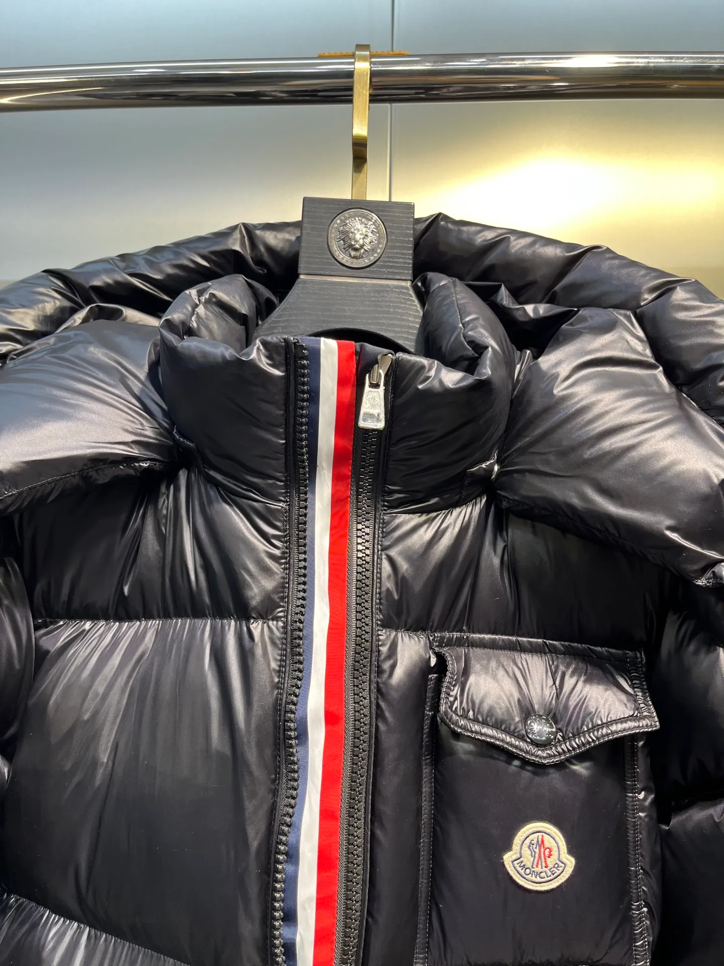 P700 moncler🌟 Black Mouth Rainbow Strips🌈 (double zipper, top version comes with handbag) Moncler Moncler Moncler Maya Ribbon Double Zipper Series Classic and versatile down jacket for men and women. There are too many versions on the market, quality and price are proportional. ➖Authentic synchronous anti-counterfeiting chip induction! ➖The high version of the classic series will never be misleading like false goose down! ➖15d nylon fabric lining is of the highest standard, never velvet! ➖The original Velcro is durable, and the accessories and hardware are all custom-made from the original factory, 100% restoring the replica quality! ➖The perfect combination of every link ensures the smoothness of every piece of clothing, the Rolls-Royce of down jackets!   Size: 1-5