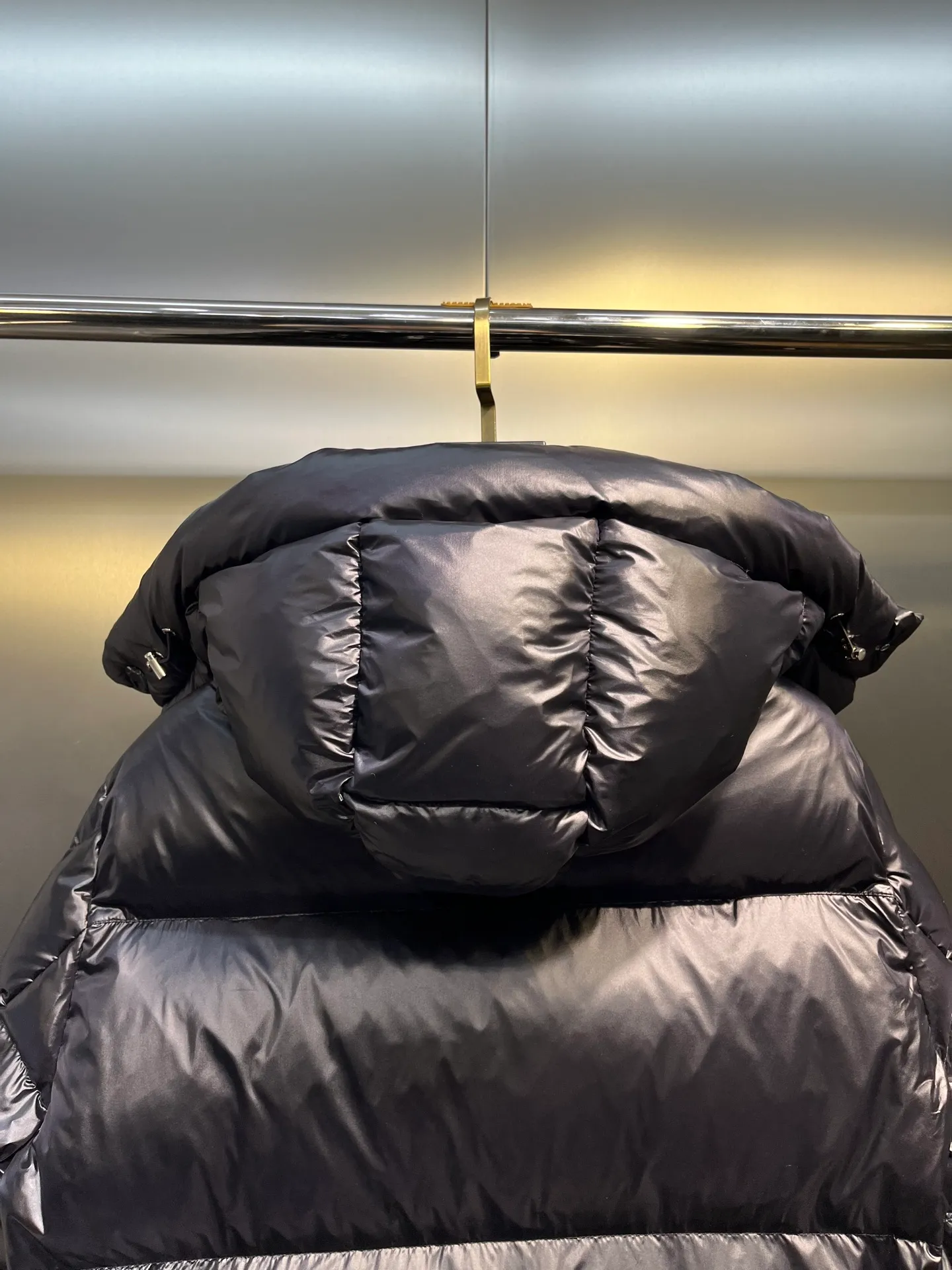 P700 moncler🌟 Black Mouth Rainbow Strips🌈 (double zipper, top version comes with handbag) Moncler Moncler Moncler Maya Ribbon Double Zipper Series Classic and versatile down jacket for men and women. There are too many versions on the market, quality and price are proportional. ➖Authentic synchronous anti-counterfeiting chip induction! ➖The high version of the classic series will never be misleading like false goose down! ➖15d nylon fabric lining is of the highest standard, never velvet! ➖The original Velcro is durable, and the accessories and hardware are all custom-made from the original factory, 100% restoring the replica quality! ➖The perfect combination of every link ensures the smoothness of every piece of clothing, the Rolls-Royce of down jackets!   Size: 1-5