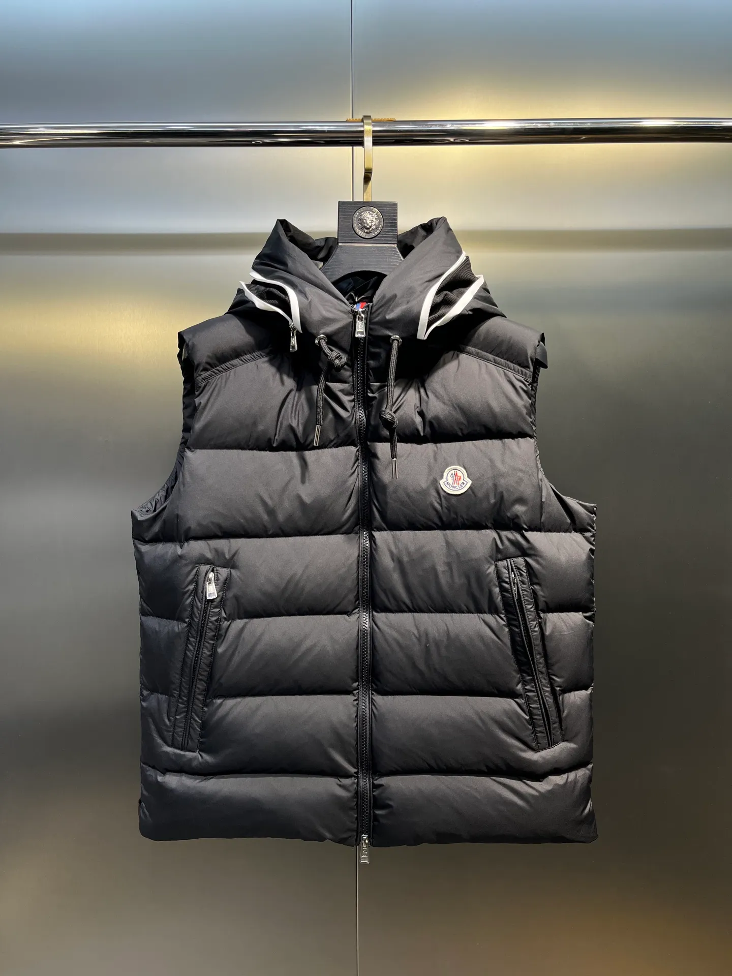 P660 Moncler 25 years new 🌟 fashionable down! Down! The 100% cotton fabric selected from customers has extremely superior waterproof and breathable properties, and the fabric feels very soft, smooth and shiny! The inner filling is 90% white duck down, which has excellent fluffiness and resilience, and its cold-proof performance is unquestionable! Zipper pulls with customer-supplied brand letters engraved on them show off the aura of big brands everywhere, and they look good no matter how simple and elegant you wear them! Lightweight, convenient and warm, you can match it with any one! Fashionable and versatile color: black white size: 12345