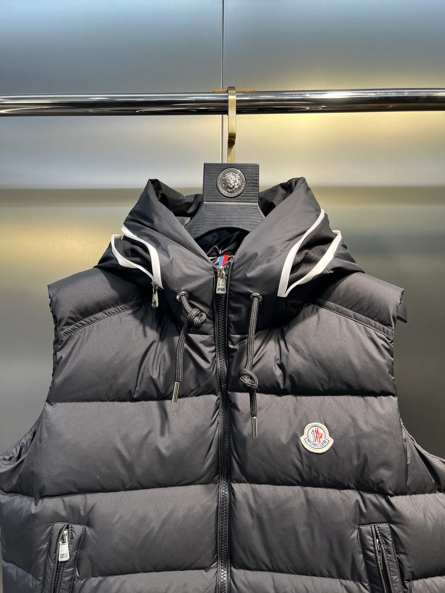 P660 Moncler 25 years new 🌟 fashionable down! Down! The 100% cotton fabric selected from customers has extremely superior waterproof and breathable properties, and the fabric feels very soft, smooth and shiny! The inner filling is 90% white duck down, which has excellent fluffiness and resilience, and its cold-proof performance is unquestionable! Zipper pulls with customer-supplied brand letters engraved on them show off the aura of big brands everywhere, and they look good no matter how simple and elegant you wear them! Lightweight, convenient and warm, you can match it with any one! Fashionable and versatile color: black white size: 12345