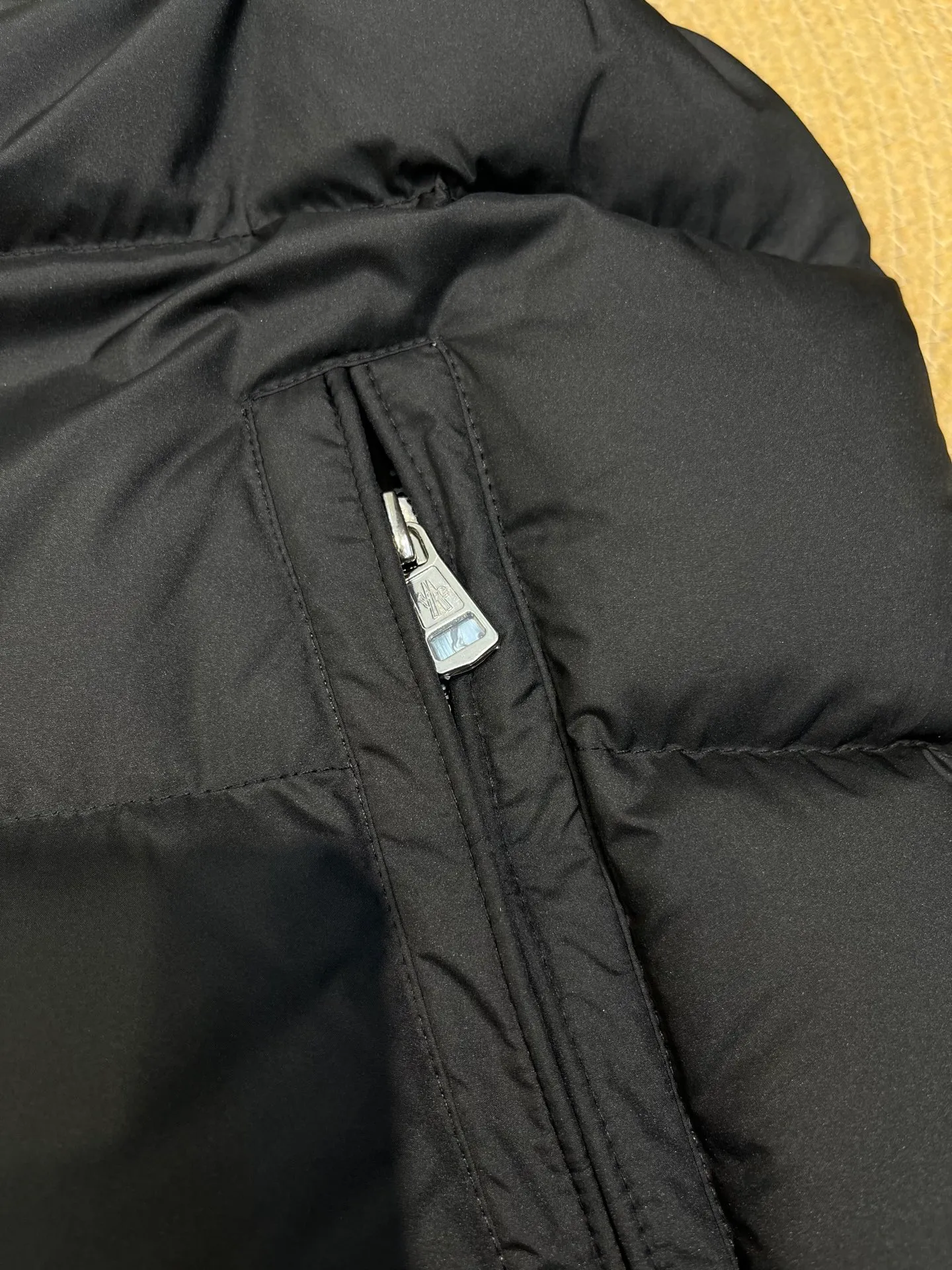 P660 Moncler 25 years new 🌟 fashionable down! Down! The 100% cotton fabric selected from customers has extremely superior waterproof and breathable properties, and the fabric feels very soft, smooth and shiny! The inner filling is 90% white duck down, which has excellent fluffiness and resilience, and its cold-proof performance is unquestionable! Zipper pulls with customer-supplied brand letters engraved on them show off the aura of big brands everywhere, and they look good no matter how simple and elegant you wear them! Lightweight, convenient and warm, you can match it with any one! Fashionable and versatile color: black white size: 12345