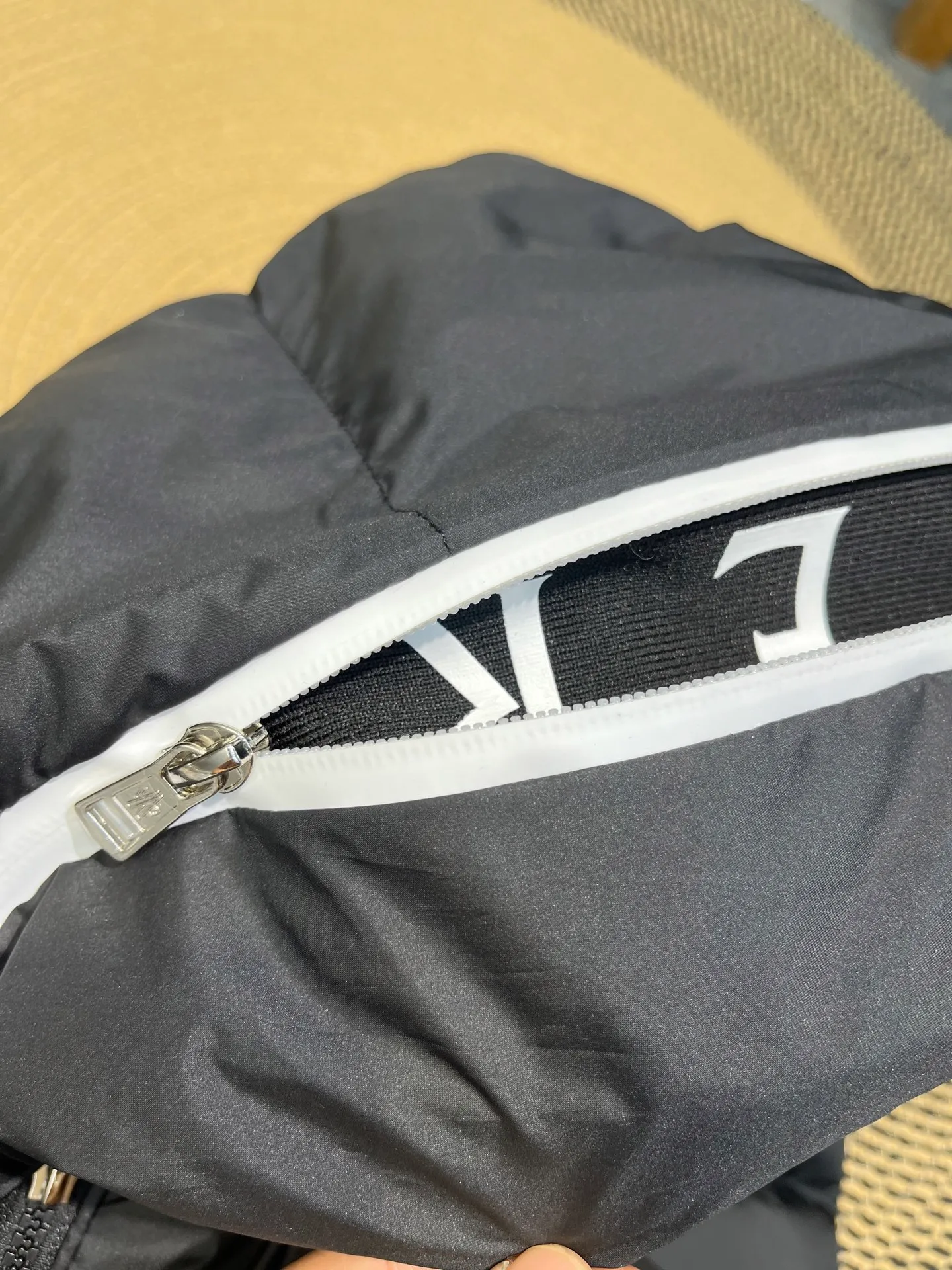 P660 Moncler 25 years new 🌟 fashionable down! Down! The 100% cotton fabric selected from customers has extremely superior waterproof and breathable properties, and the fabric feels very soft, smooth and shiny! The inner filling is 90% white duck down, which has excellent fluffiness and resilience, and its cold-proof performance is unquestionable! Zipper pulls with customer-supplied brand letters engraved on them show off the aura of big brands everywhere, and they look good no matter how simple and elegant you wear them! Lightweight, convenient and warm, you can match it with any one! Fashionable and versatile color: black white size: 12345