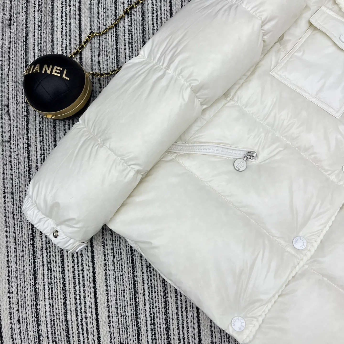 P880 Moncler🌟25 new oil wax leather waist style GLAREIN hooded long-sleeved down jacket for women. Oil wax leather coated new fabric, slim design style, warm and slimming, 90% duck down filling, molded custom hardware. Color: red, white, blue, black Code number: 1234
