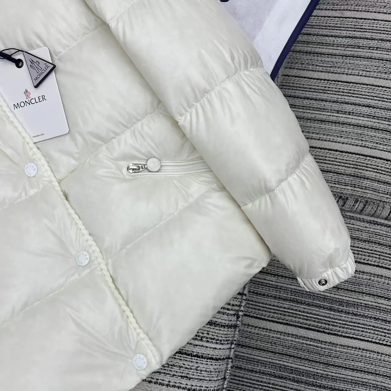 P880 Moncler🌟25 new oil wax leather waist style GLAREIN hooded long-sleeved down jacket for women. Oil wax leather coated new fabric, slim design style, warm and slimming, 90% duck down filling, molded custom hardware. Color: red, white, blue, black Code number: 1234