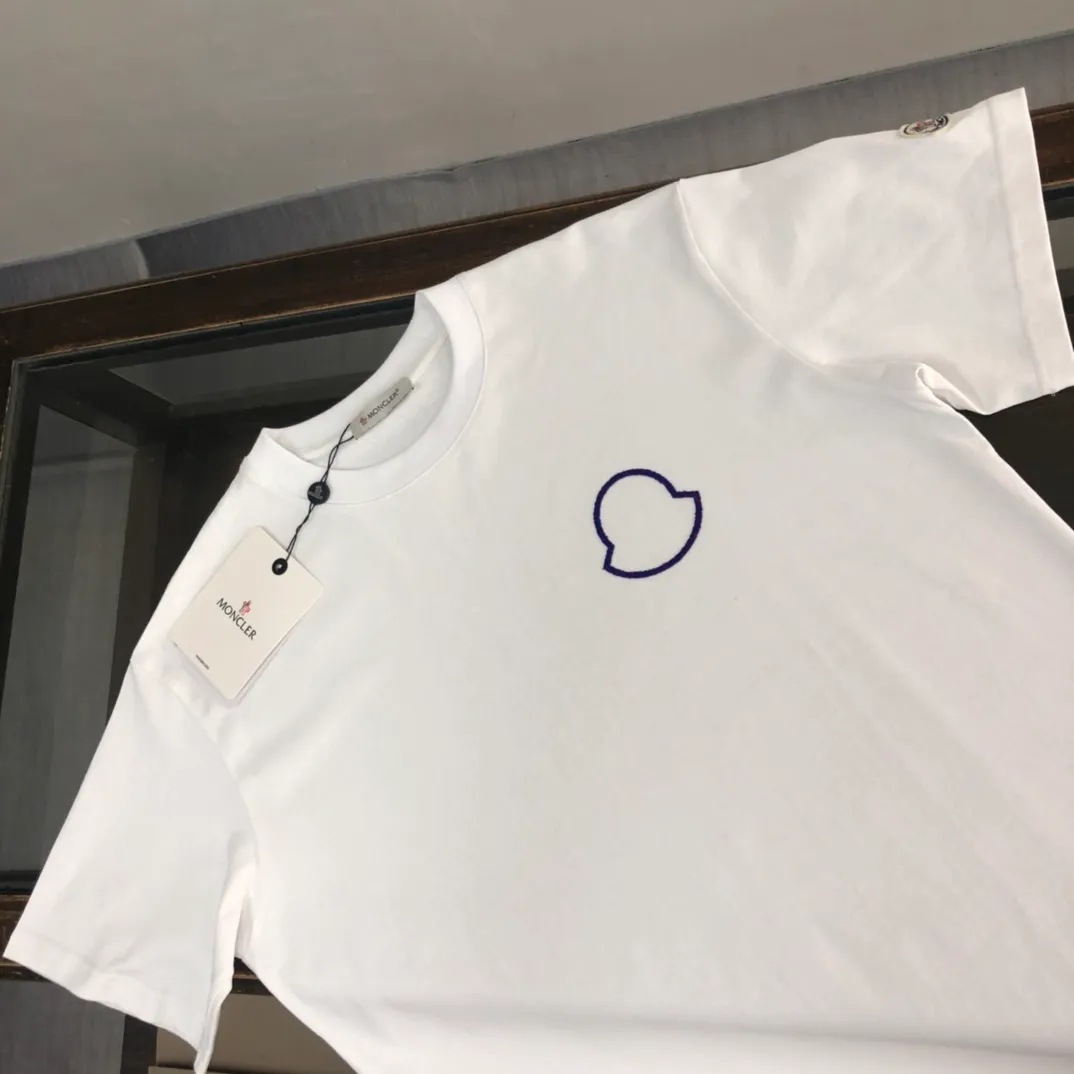 P160 🔥MONCLER New style, customized high-end ready-to-wear! Fashionable and trendy casual short-sleeved T-shirt, gentle, soft, delicate, skin-friendly, comfortable and cool. The brand pattern on the chest is stylish and full of vitality! A fashionable and versatile must-have! Color: black white Size: S～XL (loose version, please state your height and weight when placing an order)