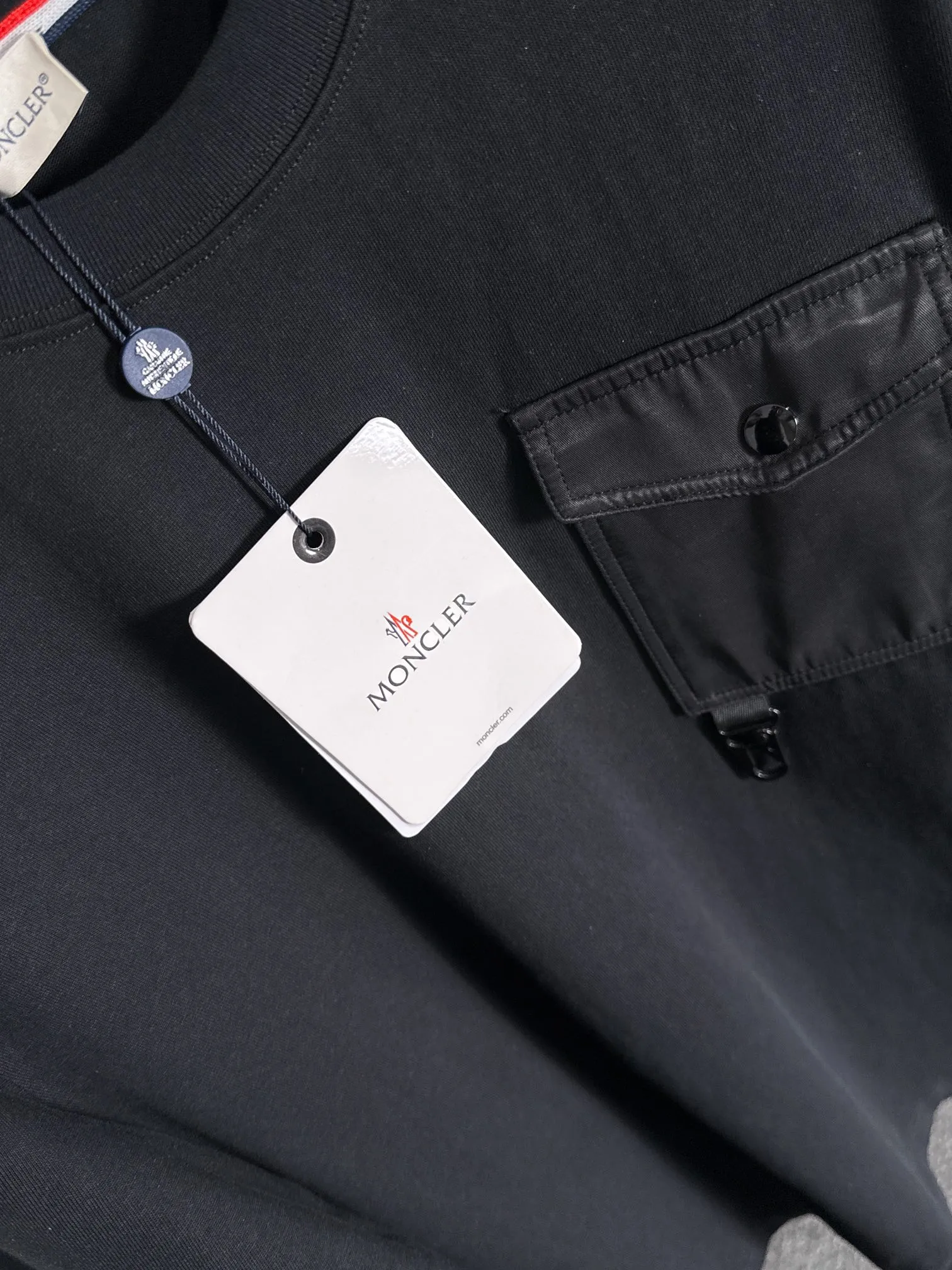 P190 Moncler 2025 new style Woven pocket splicing process Customized small logo Uniform style for men and women Long-sleeved T-shirt · Customized 280g pure cotton fabric · Custom dyed 32-count double-strand thread · Collar label, hangtag, main mark and three complete labels Color: black Size: XS S M L