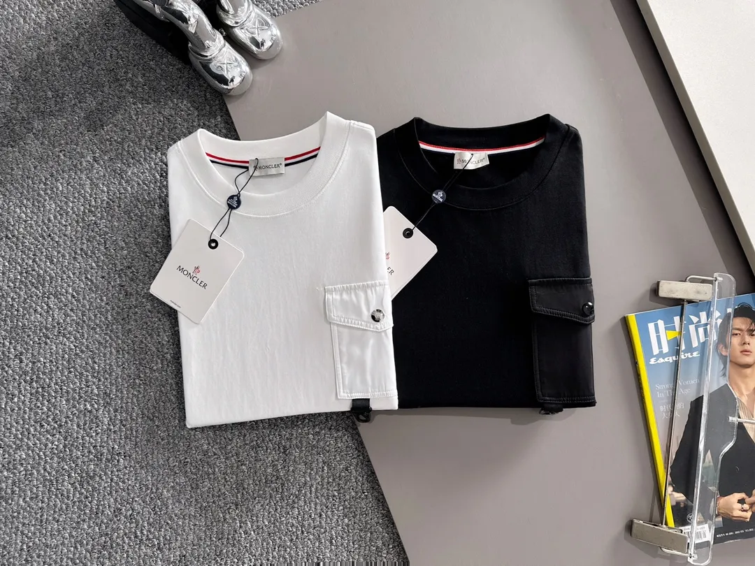 P190 Moncler 2025 new style Woven pocket splicing process Customized small logo Uniform style for men and women Long-sleeved T-shirt · Customized 280g pure cotton fabric · Custom dyed 32-count double-strand thread · Collar label, hangtag, main mark and three complete labels Color: black Size: XS S M L