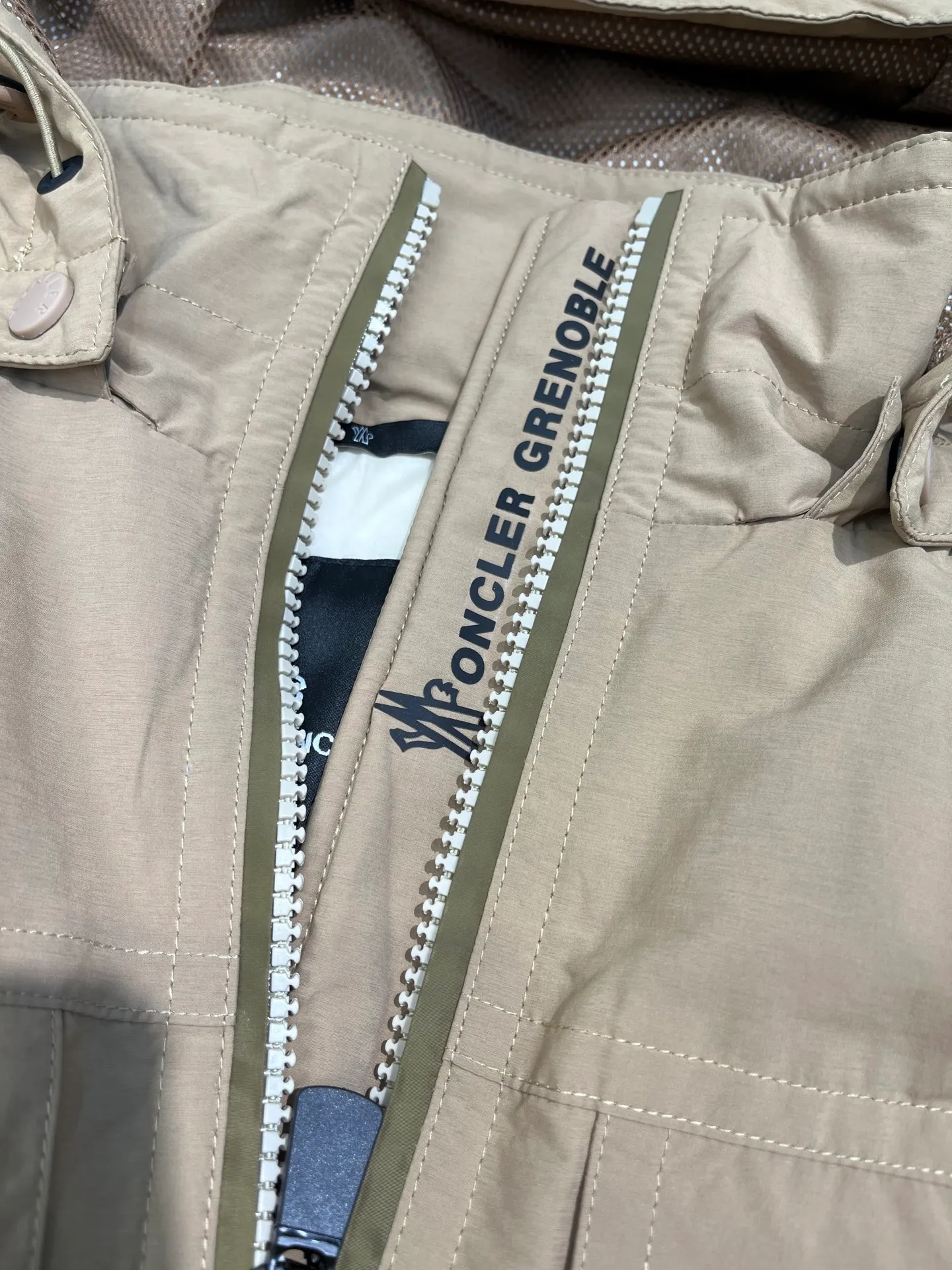 P1000 moncler⭐️ New down jacket for autumn and winter. Original custom-made hardware and accessories. All imported and original customization. Welcome to compare. Absolutely high quality. Made of top-grade 90 white goose down. Super soft. Filled with fluffy and full feathers. Super heavy-duty. Fabric workmanship. 👍Perfect version. Fabric is super comfortable. Exclusive model. Non-market product. Women's size.  Size; 00 0 1 2 (00 is the smallest size)