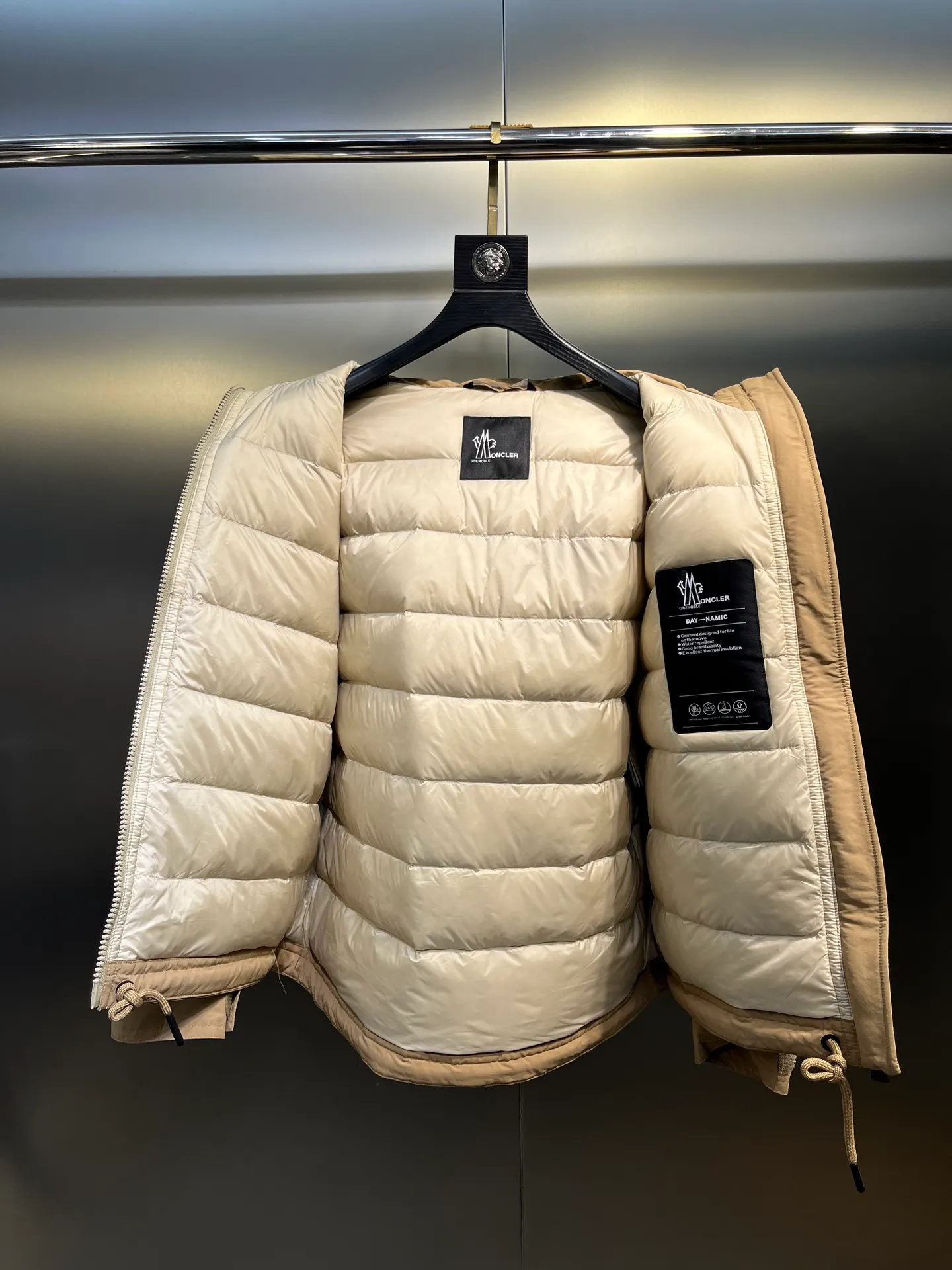 P1000 moncler⭐️ New down jacket for autumn and winter. Original custom-made hardware and accessories. All imported and original customization. Welcome to compare. Absolutely high quality. Made of top-grade 90 white goose down. Super soft. Filled with fluffy and full feathers. Super heavy-duty. Fabric workmanship. 👍Perfect version. Fabric is super comfortable. Exclusive model. Non-market product. Women's size.  Size; 00 0 1 2 (00 is the smallest size)