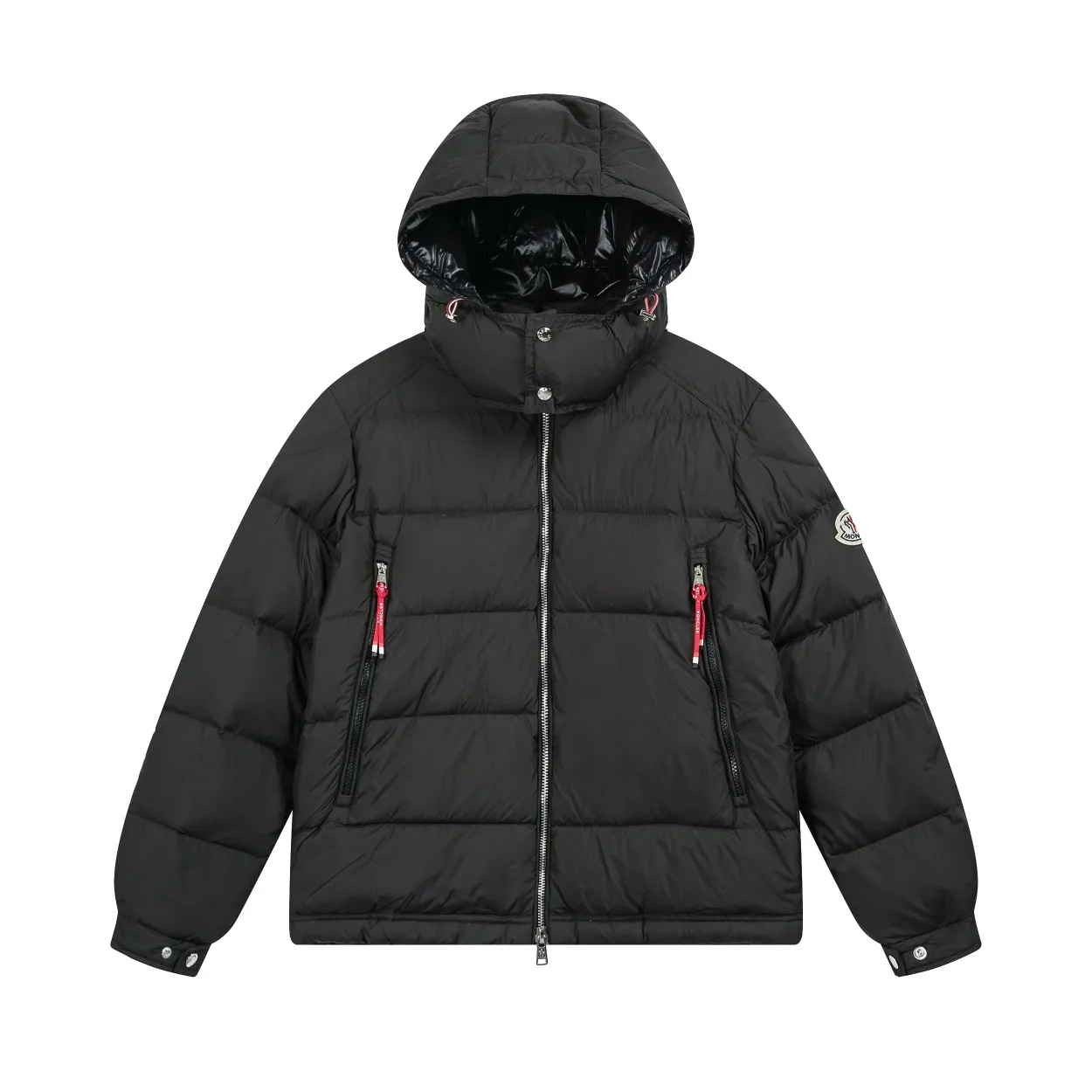 P840 top version] Detailed picture of large goods. The Moncler down jacket is off-white (the hood has a red splicing design) and black styles. Both have a detachable hood design. The red elements in details such as zippers and pockets add a sense of design to the overall shape. It is in line with the brand's style characteristics of focusing on both functionality and fashion. It is suitable for wearing in cold weather and has both warmth and trendy attributes. It has achieved a series of misunderstandings such as the original NFC inductive anti-counterfeiting chip, the national standard 95% pure white duck down, the exclusive use of top-grade down on the market, and never fake goose down. Perfect filling using direct velvet filling technology, the fluffy texture is very good. The lightness, warmth and cold protection ability are improved to the maximum. The original processing factory produces electroplated hardware, all customized by the original factory, and not all types of replicas on the market. Style number: 5607# Color: black. Off-white Code number: 1.2.3.4.5
