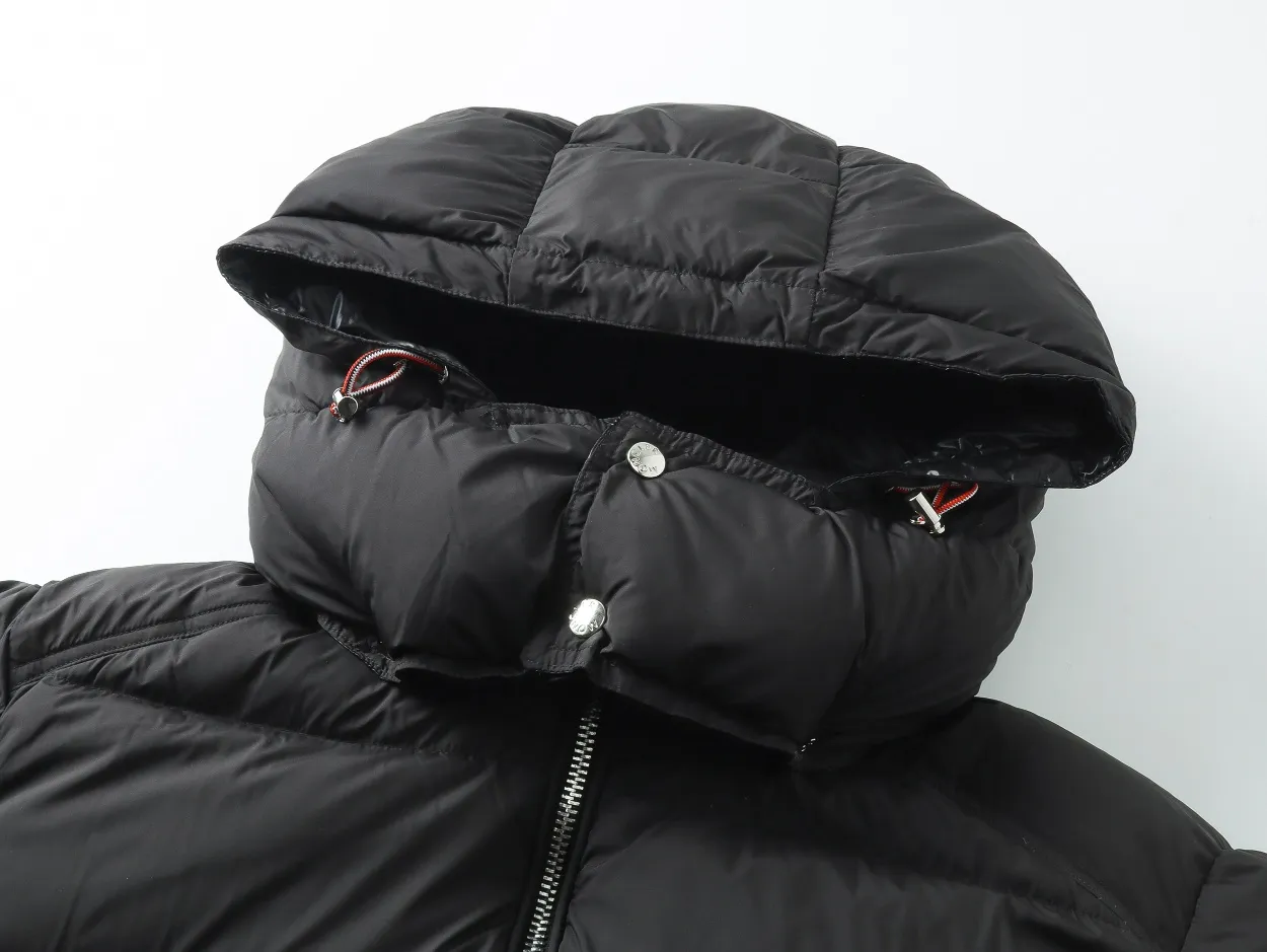 P840 top version] Detailed picture of large goods. The Moncler down jacket is off-white (the hood has a red splicing design) and black styles. Both have a detachable hood design. The red elements in details such as zippers and pockets add a sense of design to the overall shape. It is in line with the brand's style characteristics of focusing on both functionality and fashion. It is suitable for wearing in cold weather and has both warmth and trendy attributes. It has achieved a series of misunderstandings such as the original NFC inductive anti-counterfeiting chip, the national standard 95% pure white duck down, the exclusive use of top-grade down on the market, and never fake goose down. Perfect filling using direct velvet filling technology, the fluffy texture is very good. The lightness, warmth and cold protection ability are improved to the maximum. The original processing factory produces electroplated hardware, all customized by the original factory, and not all types of replicas on the market. Style number: 5607# Color: black. Off-white Code number: 1.2.3.4.5