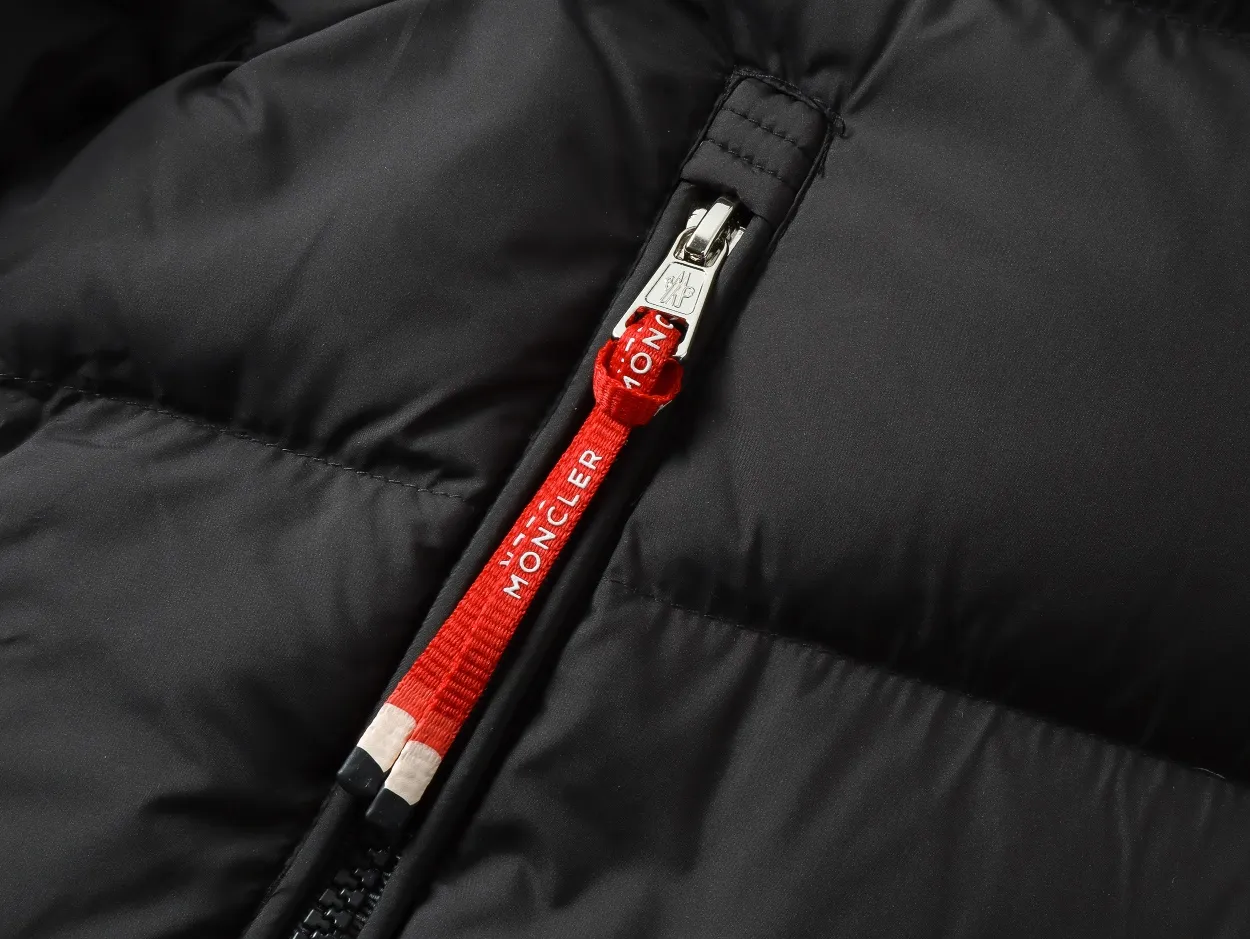 P840 top version] Detailed picture of large goods. The Moncler down jacket is off-white (the hood has a red splicing design) and black styles. Both have a detachable hood design. The red elements in details such as zippers and pockets add a sense of design to the overall shape. It is in line with the brand's style characteristics of focusing on both functionality and fashion. It is suitable for wearing in cold weather and has both warmth and trendy attributes. It has achieved a series of misunderstandings such as the original NFC inductive anti-counterfeiting chip, the national standard 95% pure white duck down, the exclusive use of top-grade down on the market, and never fake goose down. Perfect filling using direct velvet filling technology, the fluffy texture is very good. The lightness, warmth and cold protection ability are improved to the maximum. The original processing factory produces electroplated hardware, all customized by the original factory, and not all types of replicas on the market. Style number: 5607# Color: black. Off-white Code number: 1.2.3.4.5