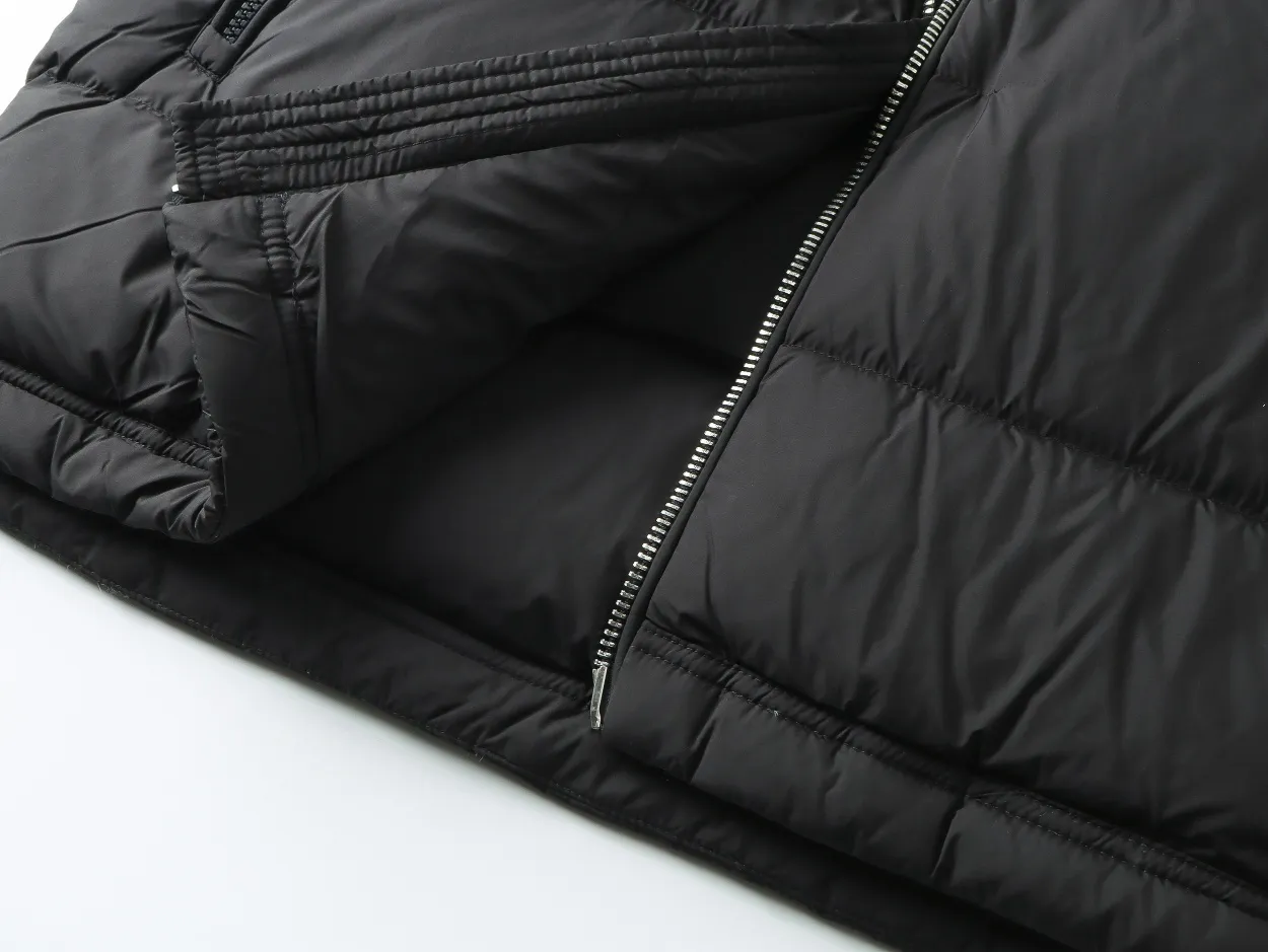 P840 top version] Detailed picture of large goods. The Moncler down jacket is off-white (the hood has a red splicing design) and black styles. Both have a detachable hood design. The red elements in details such as zippers and pockets add a sense of design to the overall shape. It is in line with the brand's style characteristics of focusing on both functionality and fashion. It is suitable for wearing in cold weather and has both warmth and trendy attributes. It has achieved a series of misunderstandings such as the original NFC inductive anti-counterfeiting chip, the national standard 95% pure white duck down, the exclusive use of top-grade down on the market, and never fake goose down. Perfect filling using direct velvet filling technology, the fluffy texture is very good. The lightness, warmth and cold protection ability are improved to the maximum. The original processing factory produces electroplated hardware, all customized by the original factory, and not all types of replicas on the market. Style number: 5607# Color: black. Off-white Code number: 1.2.3.4.5
