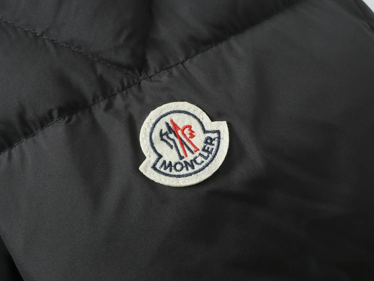 P840 top version] Detailed picture of large goods. The Moncler down jacket is off-white (the hood has a red splicing design) and black styles. Both have a detachable hood design. The red elements in details such as zippers and pockets add a sense of design to the overall shape. It is in line with the brand's style characteristics of focusing on both functionality and fashion. It is suitable for wearing in cold weather and has both warmth and trendy attributes. It has achieved a series of misunderstandings such as the original NFC inductive anti-counterfeiting chip, the national standard 95% pure white duck down, the exclusive use of top-grade down on the market, and never fake goose down. Perfect filling using direct velvet filling technology, the fluffy texture is very good. The lightness, warmth and cold protection ability are improved to the maximum. The original processing factory produces electroplated hardware, all customized by the original factory, and not all types of replicas on the market. Style number: 5607# Color: black. Off-white Code number: 1.2.3.4.5