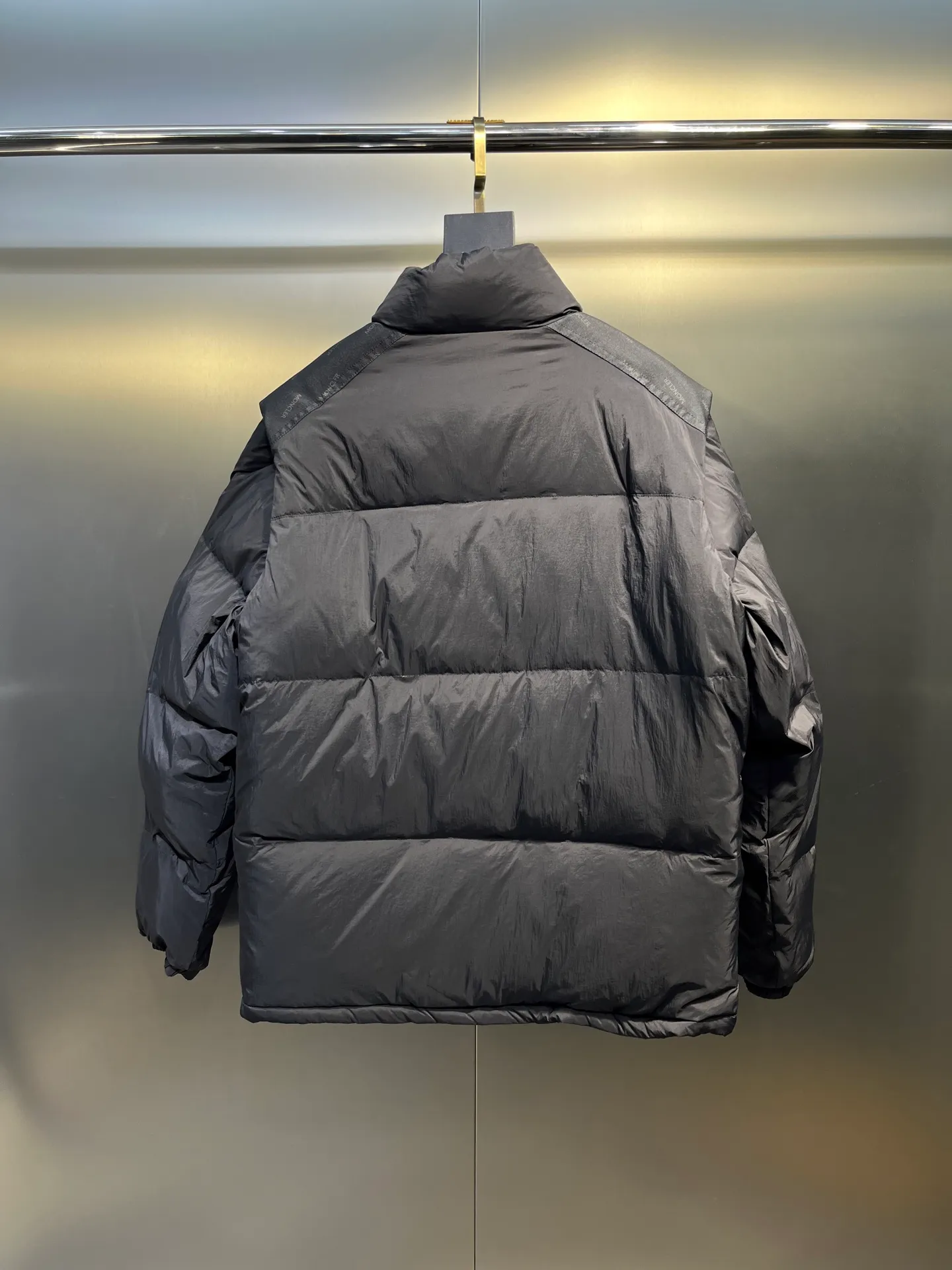 P1040 Moncler Verone 🌟Limited down jacket, same style for men and women, reversible, detachable sleeves, 1 piece can be worn as 4 pieces, 4-in-1 high version, officially on sale on October 1st. Black on the front + brown on the back Size: 1-5