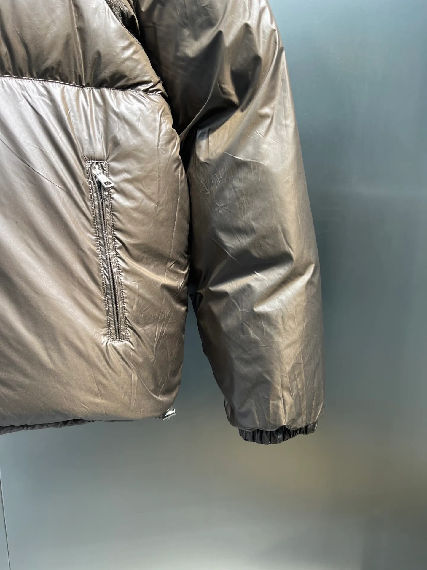 P1040 Moncler Verone 🌟Limited down jacket, same style for men and women, reversible, detachable sleeves, 1 piece can be worn as 4 pieces, 4-in-1 high version, officially on sale on October 1st. Black on the front + brown on the back Size: 1-5