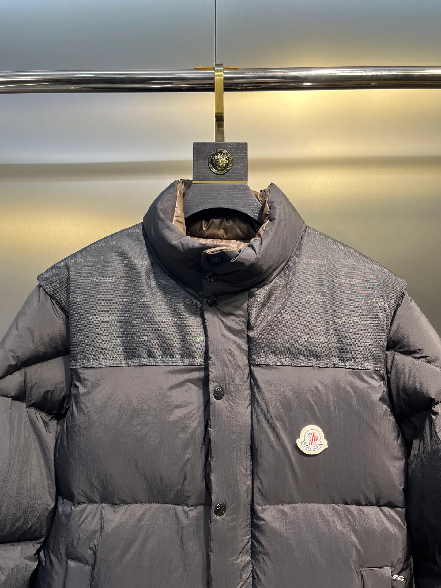 P1040 Moncler Verone 🌟Limited down jacket, same style for men and women, reversible, detachable sleeves, 1 piece can be worn as 4 pieces, 4-in-1 high version, officially on sale on October 1st. Black on the front + brown on the back Size: 1-5
