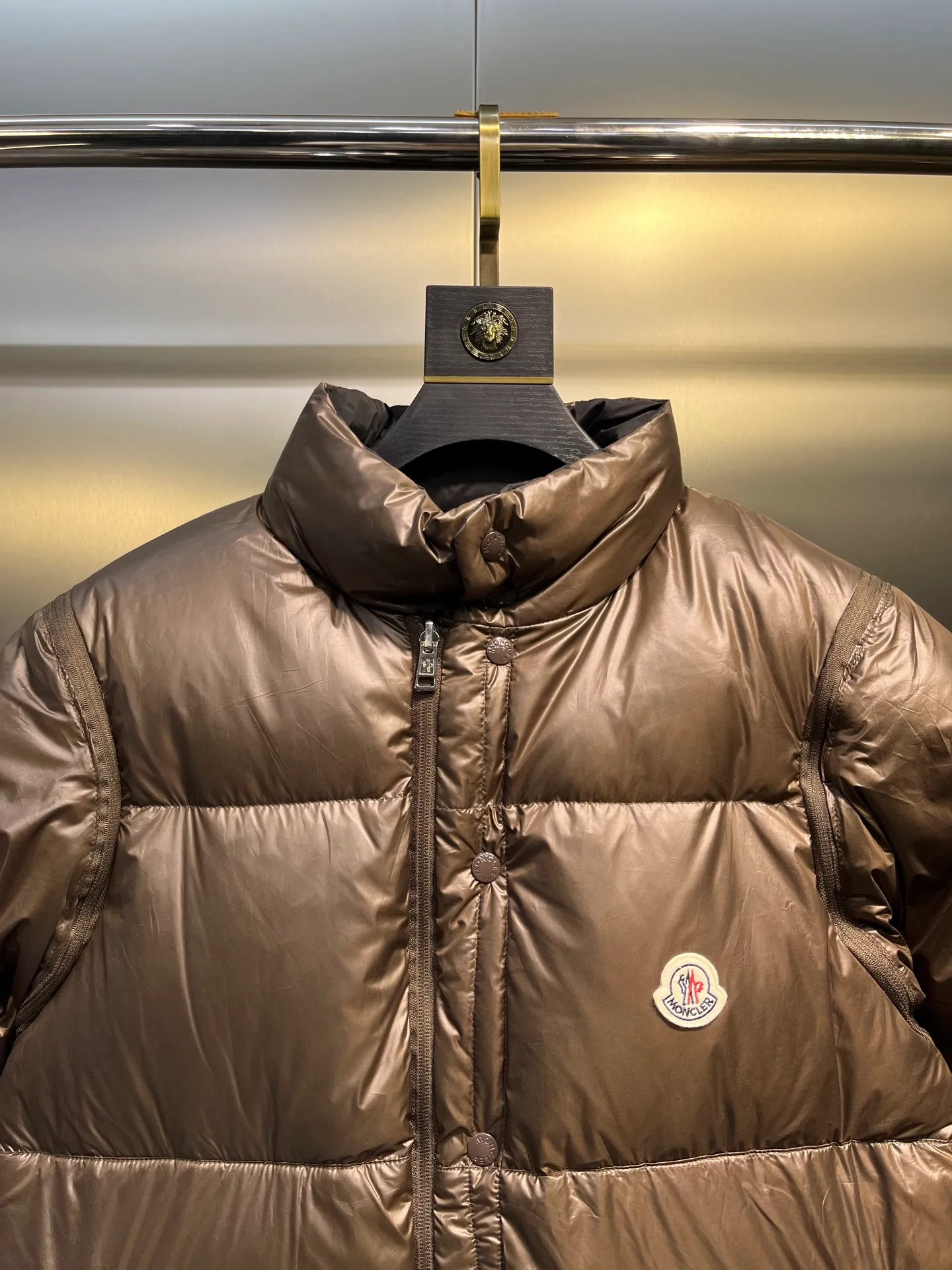 P1040 Moncler Verone 🌟Limited down jacket, same style for men and women, reversible, detachable sleeves, 1 piece can be worn as 4 pieces, 4-in-1 high version, officially on sale on October 1st. Black on the front + brown on the back Size: 1-5