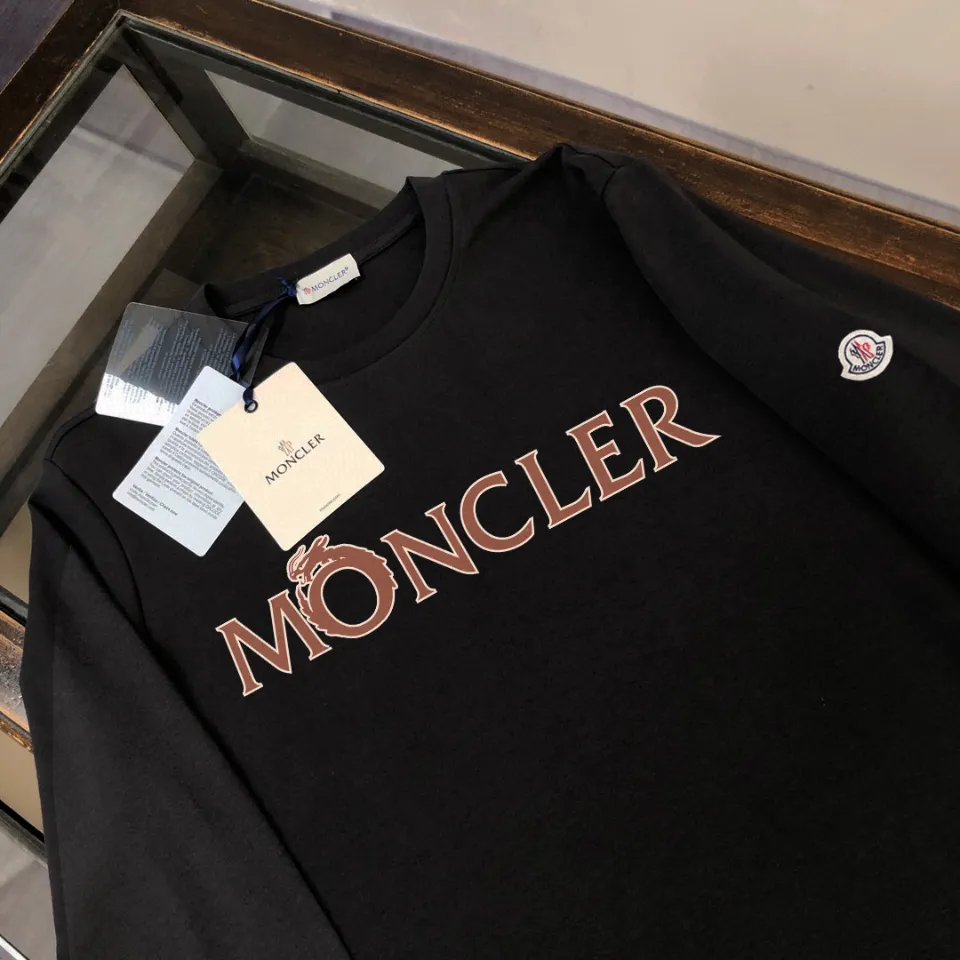 P180, a non-off-the-shelf model, you can trust it. Moncler printed long-sleeved T-shirt, 240g breathable cotton fabric, very soft and comfortable texture, does not shrink, does not deform, does not ball), can be worn alone as a base layer. Original customized accessories, collar label, care mark, hangtag, packaging (perfect details) Color: White Black Size: XS S M L