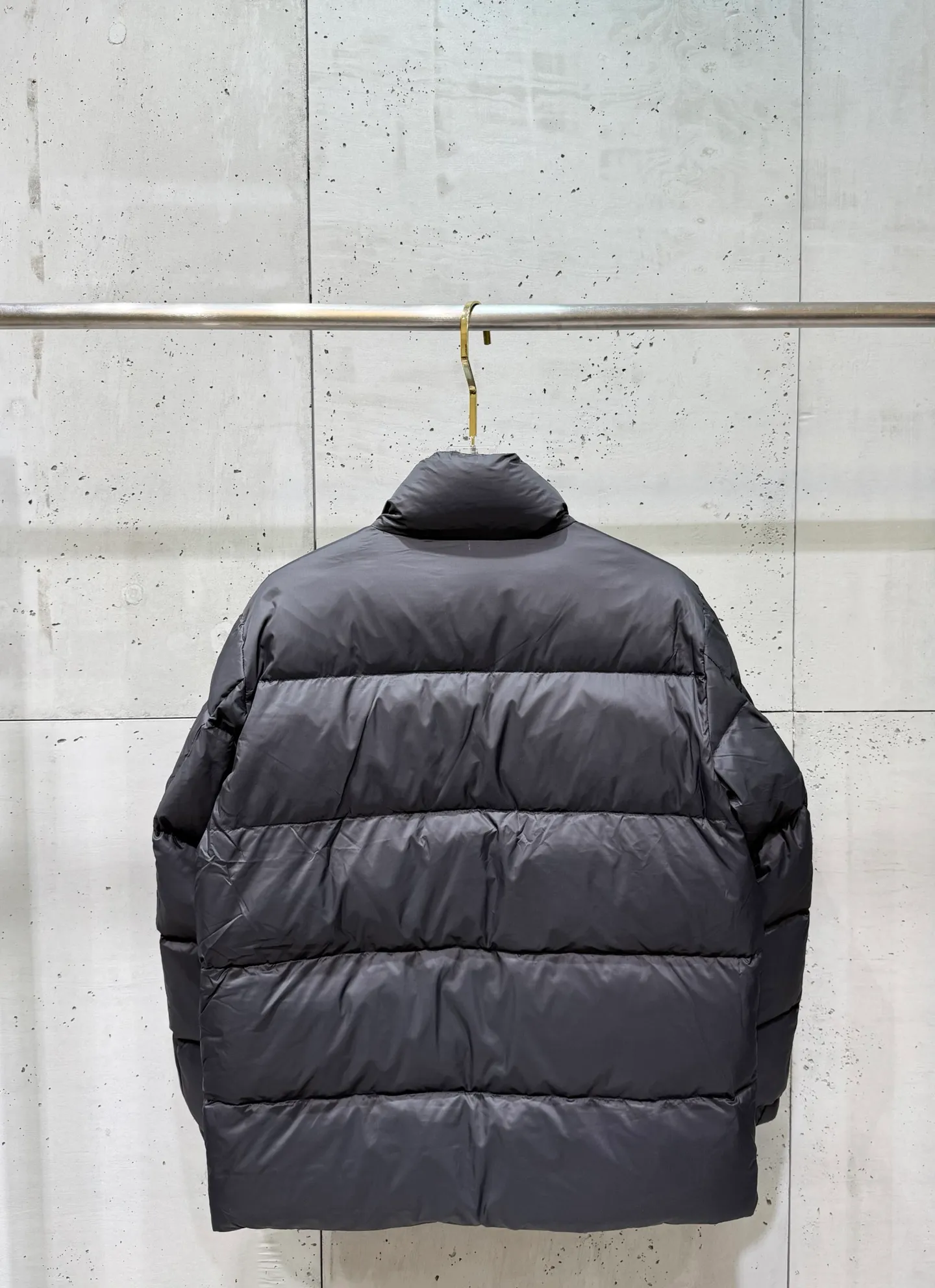 P820 ​​Moncler Citala short men's. Looking at it, there is no version on the market that can beat it. 130w + one ton of special European gooseneck down filling. 850+ fill power, I am twice as thick as the market version, but twice as light. (⚠️ Hot color matching, small inventory, order expedited) Citala men's short down is made of pop-colored light fabric, highlighting the vitality of the series.  Citala down is made from lightweight nylon fabric and longue saison lining, making it comfortable and warm without being bulky. This cropped style has a comfortable fit, a signature high collar and a gingham-stitched silhouette. Details •Made from lightweight nylon •Longue saison lining •Down filled (⚠️Premium goose down) •Stand collar •Zip closure •Zip pockets •Elasticized cuffs and hem •Felt logo patch Size : 12345
