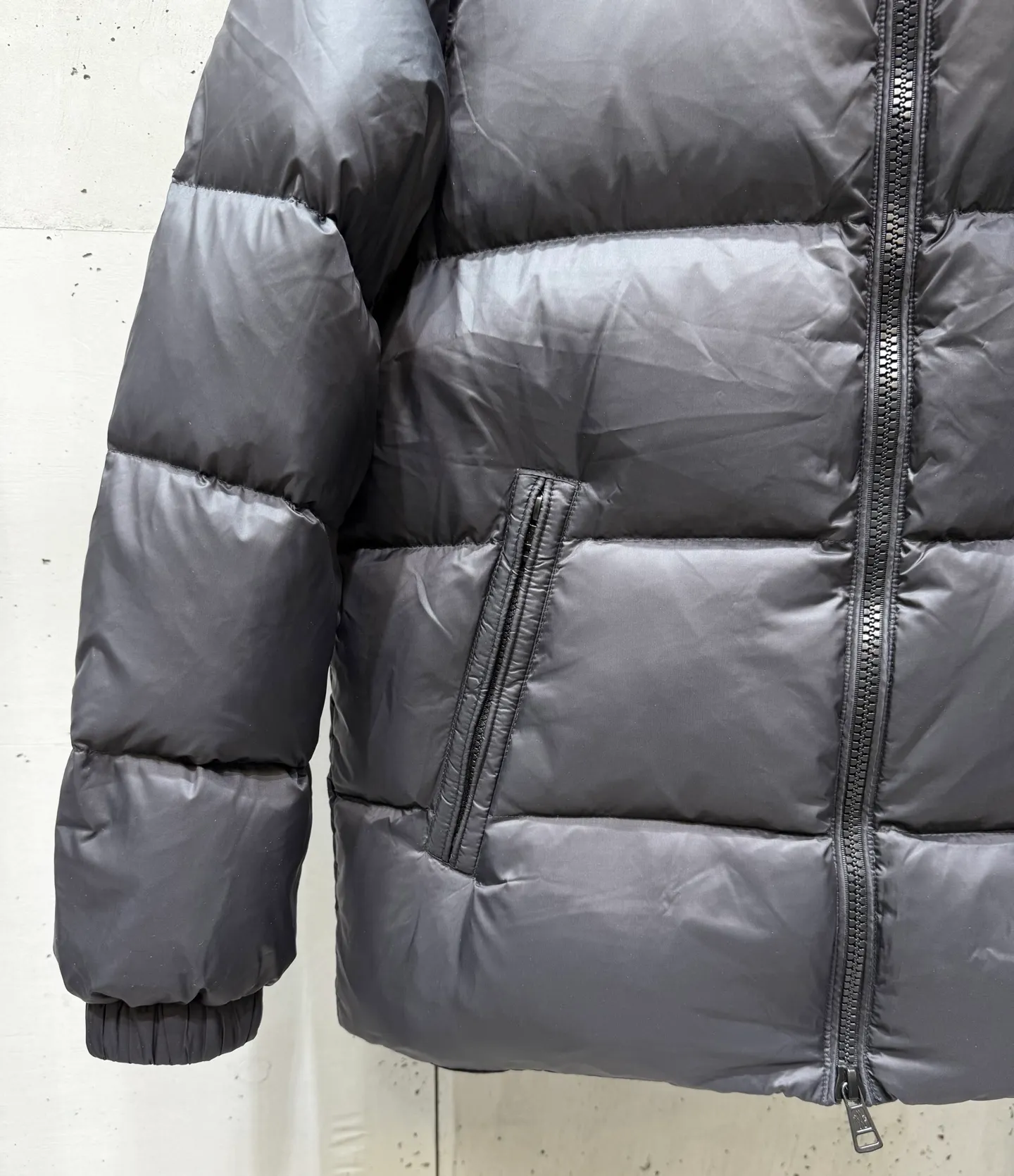 P820 ​​Moncler Citala short men's. Looking at it, there is no version on the market that can beat it. 130w + one ton of special European gooseneck down filling. 850+ fill power, I am twice as thick as the market version, but twice as light. (⚠️ Hot color matching, small inventory, order expedited) Citala men's short down is made of pop-colored light fabric, highlighting the vitality of the series.  Citala down is made from lightweight nylon fabric and longue saison lining, making it comfortable and warm without being bulky. This cropped style has a comfortable fit, a signature high collar and a gingham-stitched silhouette. Details •Made from lightweight nylon •Longue saison lining •Down filled (⚠️Premium goose down) •Stand collar •Zip closure •Zip pockets •Elasticized cuffs and hem •Felt logo patch Size : 12345