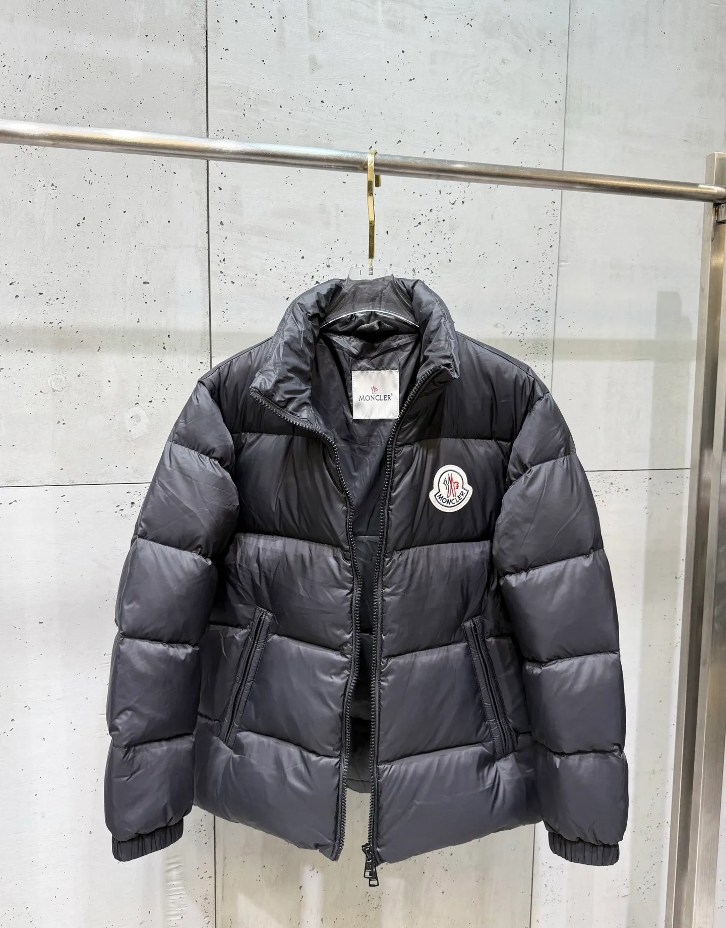 P820 ​​Moncler Citala short men's. Looking at it, there is no version on the market that can beat it. 130w + one ton of special European gooseneck down filling. 850+ fill power, I am twice as thick as the market version, but twice as light. (⚠️ Hot color matching, small inventory, order expedited) Citala men's short down is made of pop-colored light fabric, highlighting the vitality of the series.  Citala down is made from lightweight nylon fabric and longue saison lining, making it comfortable and warm without being bulky. This cropped style has a comfortable fit, a signature high collar and a gingham-stitched silhouette. Details •Made from lightweight nylon •Longue saison lining •Down filled (⚠️Premium goose down) •Stand collar •Zip closure •Zip pockets •Elasticized cuffs and hem •Felt logo patch Size : 12345