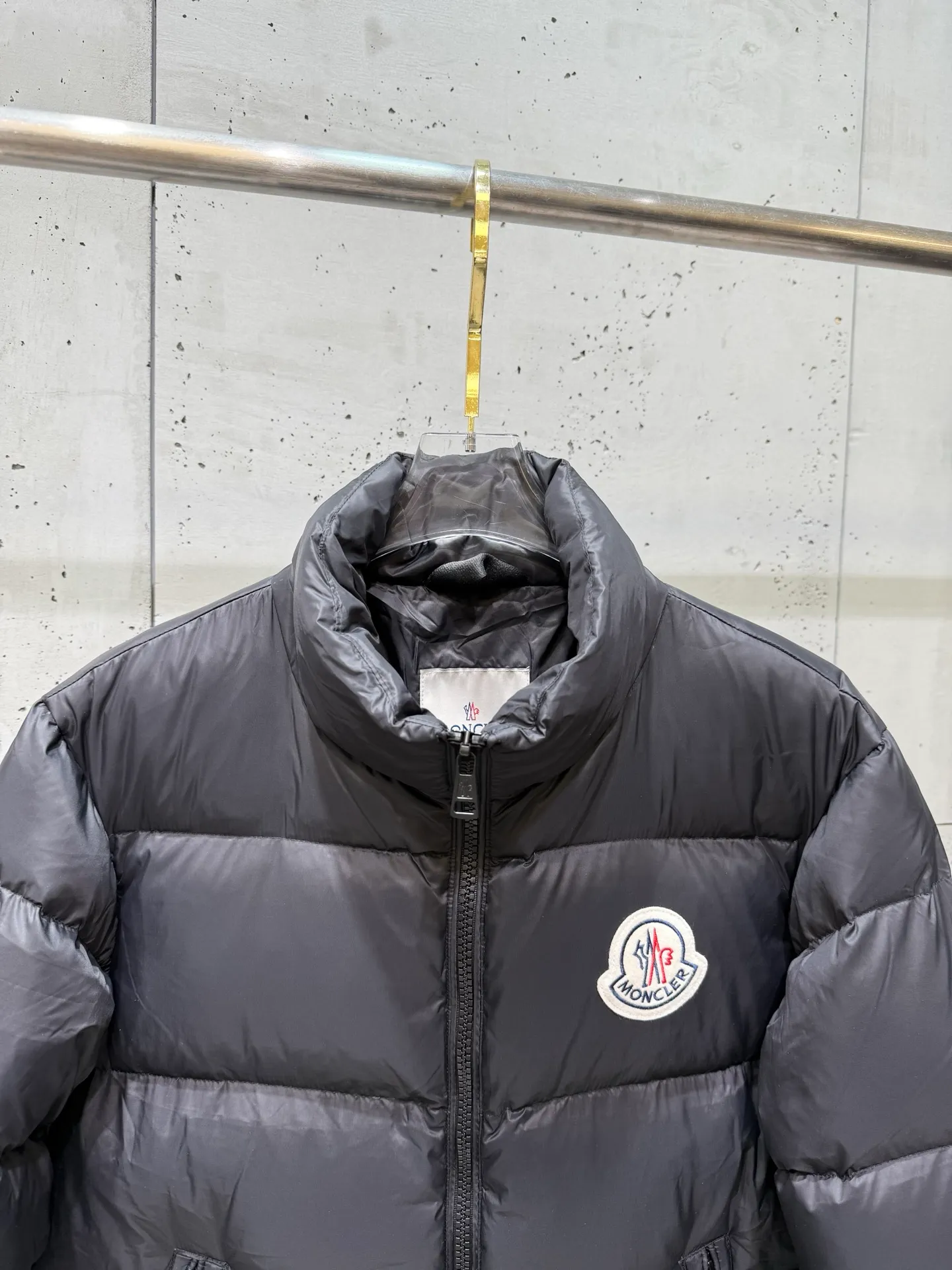 P820 ​​Moncler Citala short men's. Looking at it, there is no version on the market that can beat it. 130w + one ton of special European gooseneck down filling. 850+ fill power, I am twice as thick as the market version, but twice as light. (⚠️ Hot color matching, small inventory, order expedited) Citala men's short down is made of pop-colored light fabric, highlighting the vitality of the series.  Citala down is made from lightweight nylon fabric and longue saison lining, making it comfortable and warm without being bulky. This cropped style has a comfortable fit, a signature high collar and a gingham-stitched silhouette. Details •Made from lightweight nylon •Longue saison lining •Down filled (⚠️Premium goose down) •Stand collar •Zip closure •Zip pockets •Elasticized cuffs and hem •Felt logo patch Size : 12345