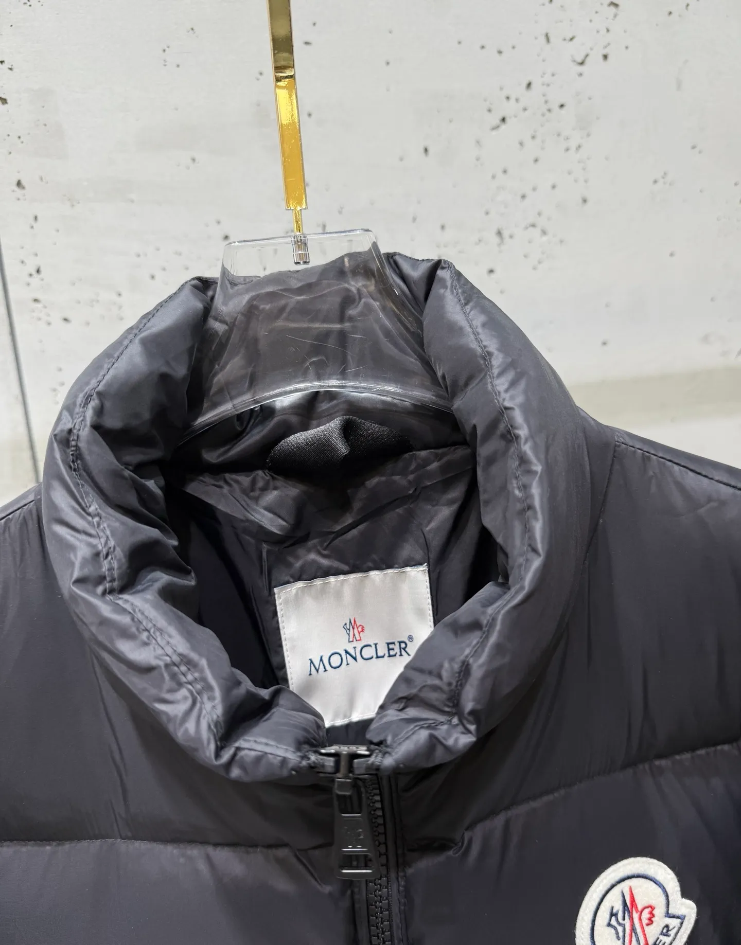 P820 ​​Moncler Citala short men's. Looking at it, there is no version on the market that can beat it. 130w + one ton of special European gooseneck down filling. 850+ fill power, I am twice as thick as the market version, but twice as light. (⚠️ Hot color matching, small inventory, order expedited) Citala men's short down is made of pop-colored light fabric, highlighting the vitality of the series.  Citala down is made from lightweight nylon fabric and longue saison lining, making it comfortable and warm without being bulky. This cropped style has a comfortable fit, a signature high collar and a gingham-stitched silhouette. Details •Made from lightweight nylon •Longue saison lining •Down filled (⚠️Premium goose down) •Stand collar •Zip closure •Zip pockets •Elasticized cuffs and hem •Felt logo patch Size : 12345