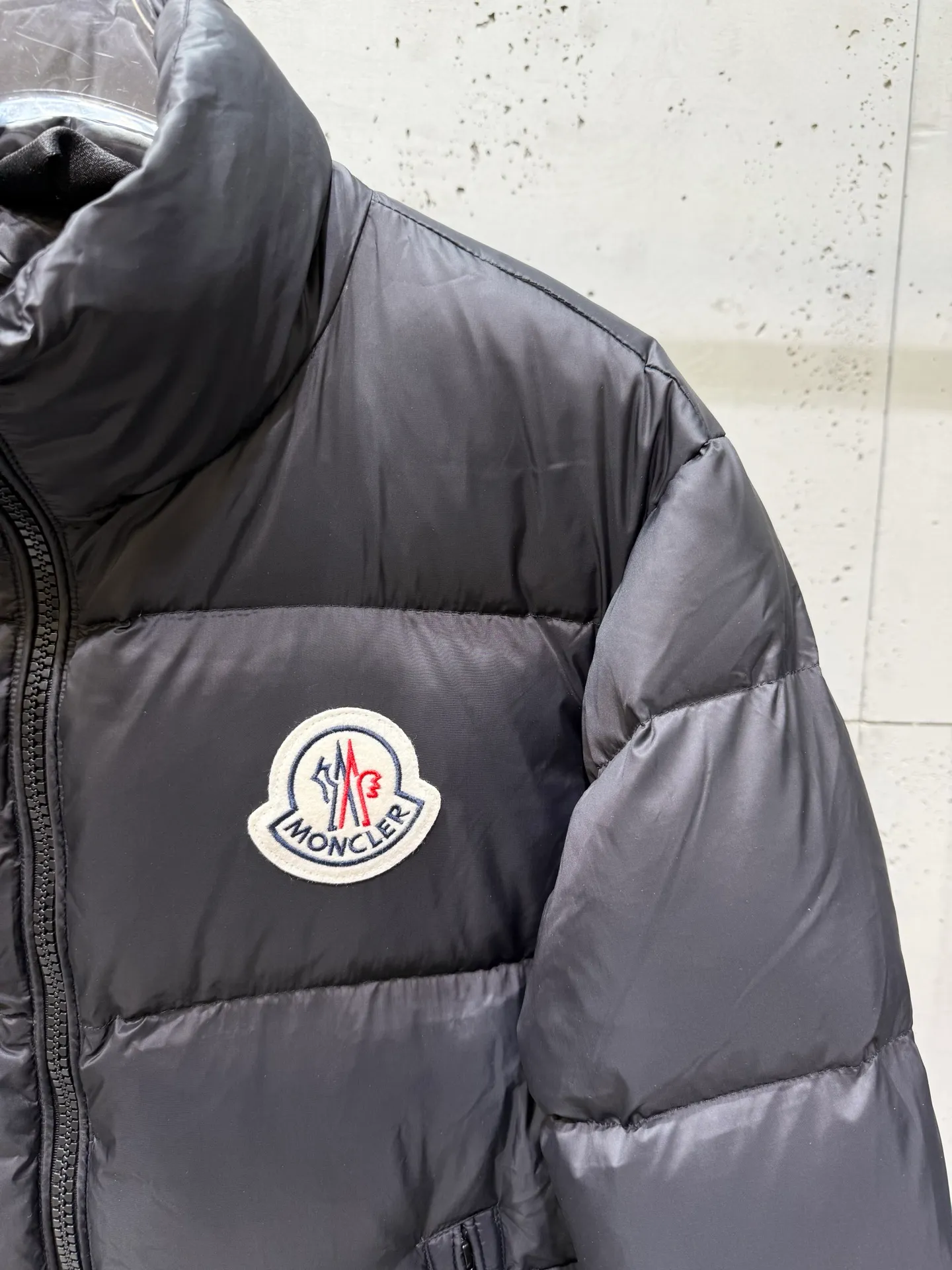 P820 ​​Moncler Citala short men's. Looking at it, there is no version on the market that can beat it. 130w + one ton of special European gooseneck down filling. 850+ fill power, I am twice as thick as the market version, but twice as light. (⚠️ Hot color matching, small inventory, order expedited) Citala men's short down is made of pop-colored light fabric, highlighting the vitality of the series.  Citala down is made from lightweight nylon fabric and longue saison lining, making it comfortable and warm without being bulky. This cropped style has a comfortable fit, a signature high collar and a gingham-stitched silhouette. Details •Made from lightweight nylon •Longue saison lining •Down filled (⚠️Premium goose down) •Stand collar •Zip closure •Zip pockets •Elasticized cuffs and hem •Felt logo patch Size : 12345
