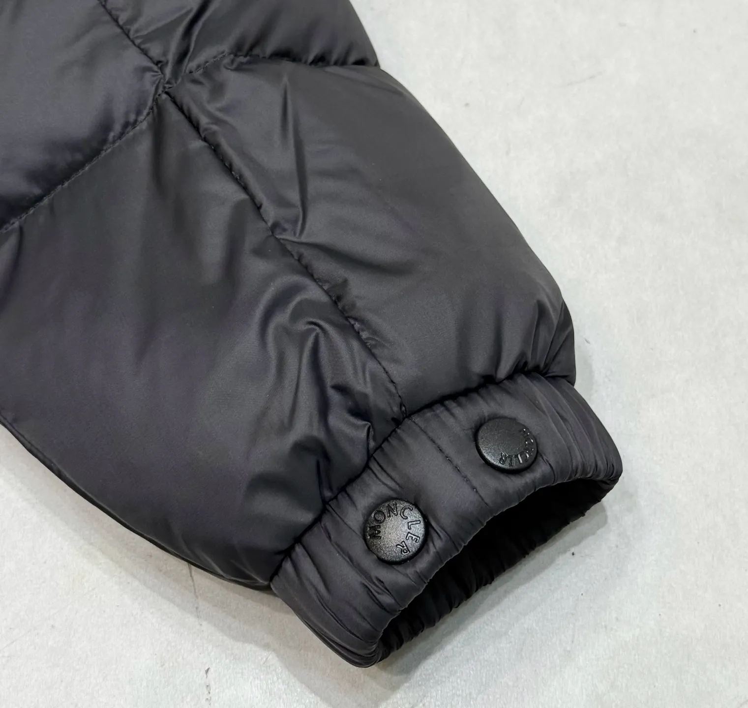P820 ​​Moncler Citala short men's. Looking at it, there is no version on the market that can beat it. 130w + one ton of special European gooseneck down filling. 850+ fill power, I am twice as thick as the market version, but twice as light. (⚠️ Hot color matching, small inventory, order expedited) Citala men's short down is made of pop-colored light fabric, highlighting the vitality of the series.  Citala down is made from lightweight nylon fabric and longue saison lining, making it comfortable and warm without being bulky. This cropped style has a comfortable fit, a signature high collar and a gingham-stitched silhouette. Details •Made from lightweight nylon •Longue saison lining •Down filled (⚠️Premium goose down) •Stand collar •Zip closure •Zip pockets •Elasticized cuffs and hem •Felt logo patch Size : 12345