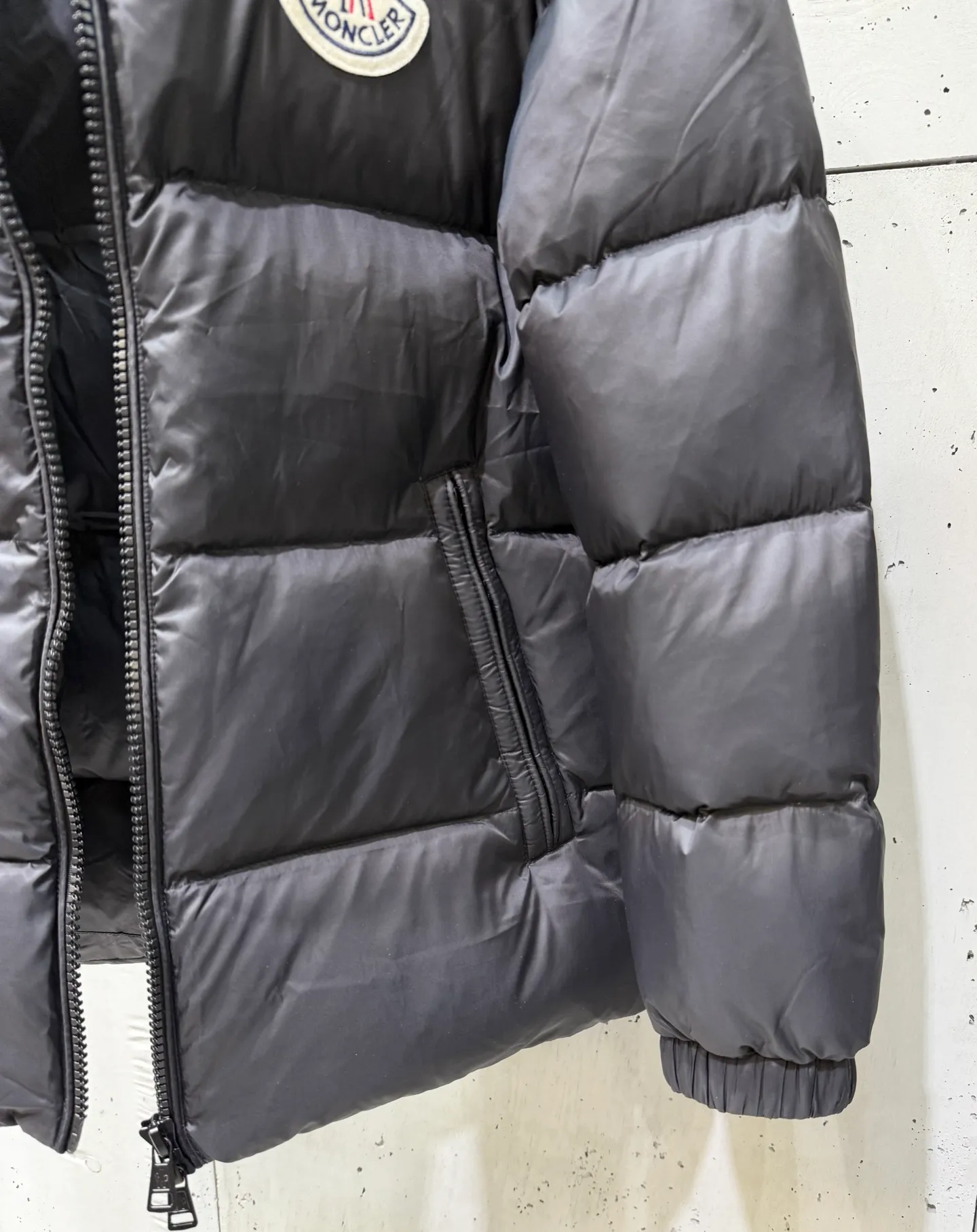 P820 ​​Moncler Citala short men's. Looking at it, there is no version on the market that can beat it. 130w + one ton of special European gooseneck down filling. 850+ fill power, I am twice as thick as the market version, but twice as light. (⚠️ Hot color matching, small inventory, order expedited) Citala men's short down is made of pop-colored light fabric, highlighting the vitality of the series.  Citala down is made from lightweight nylon fabric and longue saison lining, making it comfortable and warm without being bulky. This cropped style has a comfortable fit, a signature high collar and a gingham-stitched silhouette. Details •Made from lightweight nylon •Longue saison lining •Down filled (⚠️Premium goose down) •Stand collar •Zip closure •Zip pockets •Elasticized cuffs and hem •Felt logo patch Size : 12345