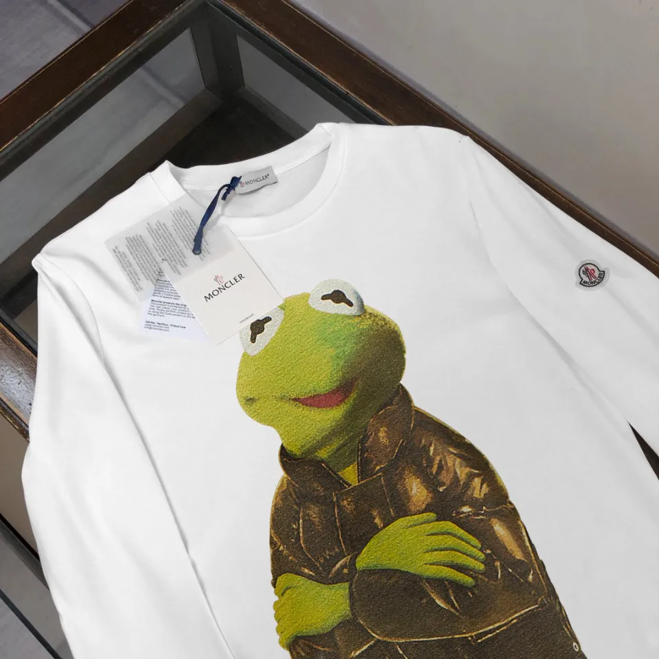P180, a non-off-the-shelf model, you can trust it. Moncler printed long-sleeved T-shirt, 240g breathable cotton fabric, very soft and comfortable texture, does not shrink, does not deform, does not ball), can be worn alone as a base layer. Original customized accessories, collar label, care mark, hangtag, packaging (perfect details) Color: White Black Size: XS S M L