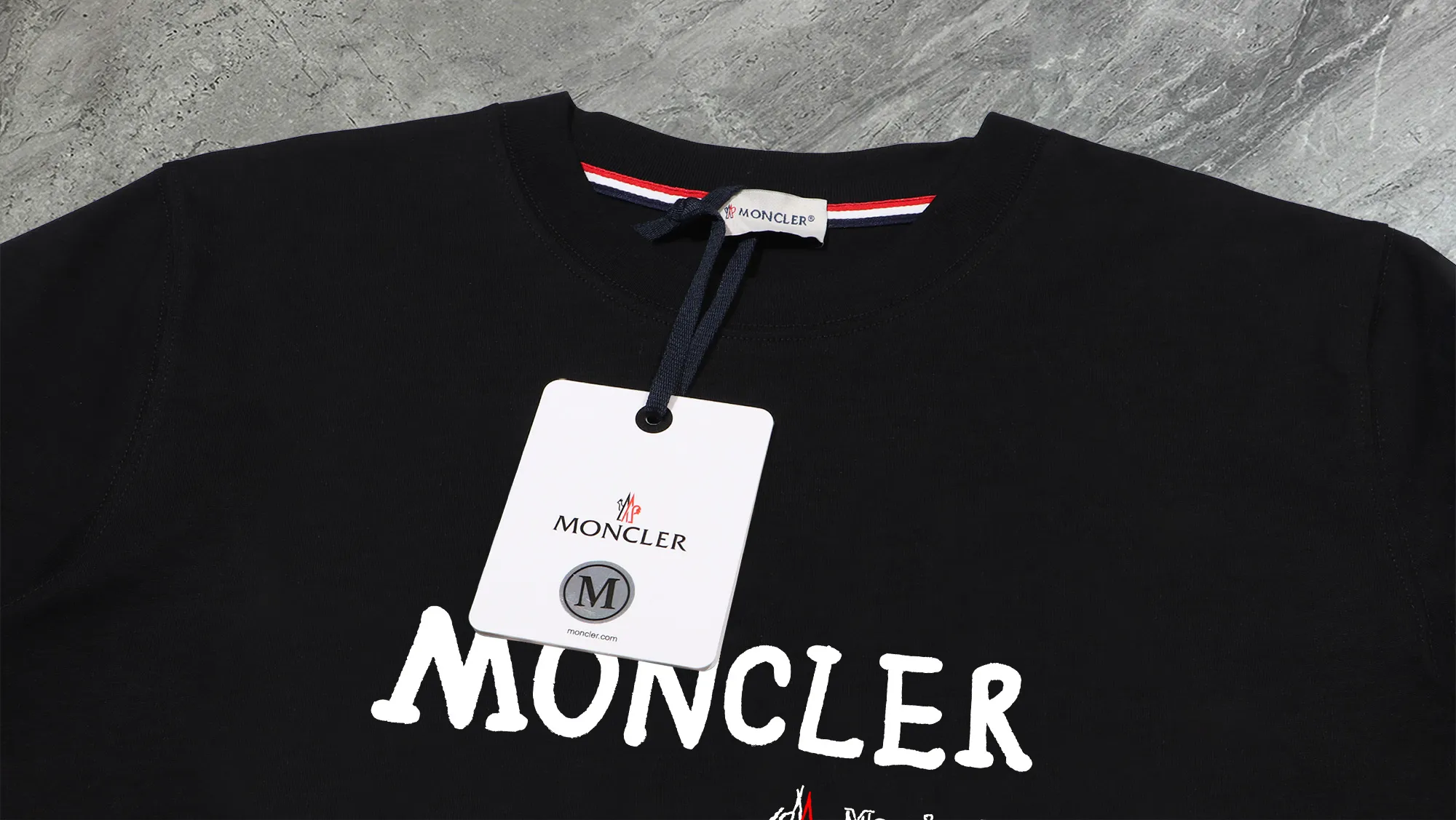P140 💰Upgraded version "Mobile phone smart sensor ~ NFC chip armband ~ direct access to the official website for anti-counterfeiting" "Moncler ~ Mouth Mouth" 2025 new high-quality round neck short-sleeved T-shirt. The cuffs have imported embroidered labels. Customized dyeing, very comfortable to touch. Super versatile and good-looking short-sleeved. Complete with three labels. Non-market ordinary version. Feel free to compare. Quality is absolutely guaranteed! ‼ First of all, this original fabric is all custom-woven with 32-count double yarn fabric, 250G, and the weight is the same‼ Fine workmanship, double waistcoat method, double waistcoat method, double waistcoat method makes the whole dress more three-dimensional, which is not a craft that ordinary T-shirts can achieve🤪 Size: S-M-L-XL-2XL Color: black, white, apricot, same style for men and women
