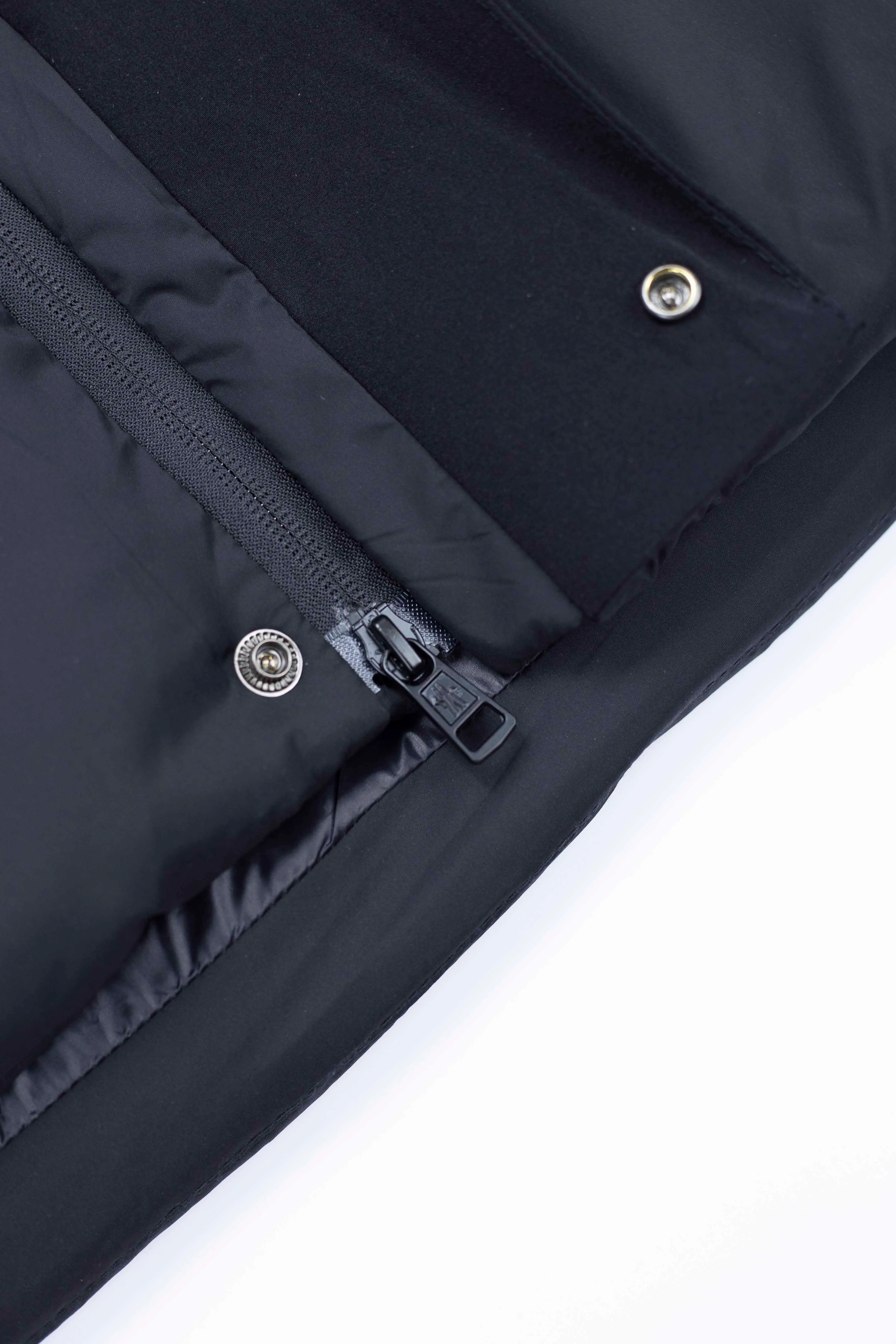 P490 Style number: [Y108] Moncler & Moncler Original 1:1 customized hardware accessories are all imported and original customization. Welcome to compare at the counter. Absolutely high quality. Made of top-grade 90 white duck down. Super soft. Full and fluffy. Super heavy-duty. Fabric workmanship. 👍Perfect version. Note⚠The fabric is super comfortable. Men and women (first time making a down jacket this year. The running price is very cost-effective and breaks the ceiling) [Top-grade fabric + features: ✅The down content is 95 down, and the gram weight is about 320g. ✅The whole body is fully printed with LOGO. ✅Introducing a sense of fashion and luxury to achieve double standards of warmth and style. ✅It needs to be customized separately. It is very thick and has a three-dimensional and full feeling from 360 degrees! ✅The down jacket uses a double-layer anti-down liner design! Super windproof performance ✅Hardware 1:1 fully customized ZP craftsmanship: spot heavy goods! The highest version is produced by the same celebrity couple and must be good. This down jacket uses a double-layer anti-velvet liner design! It has super windproof performance and will be very warm when worn in winter! Filled with white duck down, the fluffiness is high, and it can be worn at minus ten degrees Celsius❗ Color: black Size: M-L-XL-XXL