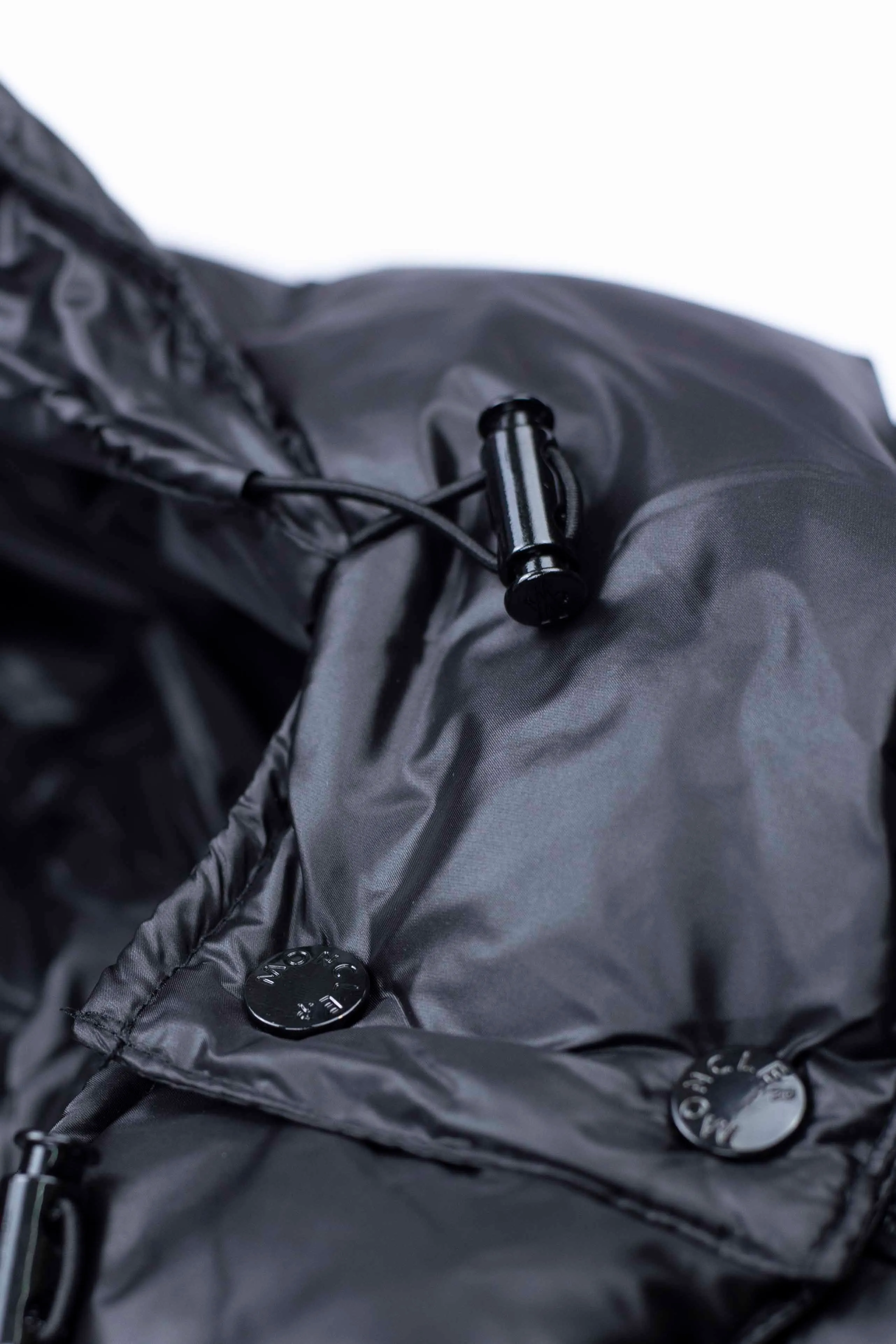 P490 Style number: [Y108] Moncler & Moncler Original 1:1 customized hardware accessories are all imported and original customization. Welcome to compare at the counter. Absolutely high quality. Made of top-grade 90 white duck down. Super soft. Full and fluffy. Super heavy-duty. Fabric workmanship. 👍Perfect version. Note⚠The fabric is super comfortable. Men and women (first time making a down jacket this year. The running price is very cost-effective and breaks the ceiling) [Top-grade fabric + features: ✅The down content is 95 down, and the gram weight is about 320g. ✅The whole body is fully printed with LOGO. ✅Introducing a sense of fashion and luxury to achieve double standards of warmth and style. ✅It needs to be customized separately. It is very thick and has a three-dimensional and full feeling from 360 degrees! ✅The down jacket uses a double-layer anti-down liner design! Super windproof performance ✅Hardware 1:1 fully customized ZP craftsmanship: spot heavy goods! The highest version is produced by the same celebrity couple and must be good. This down jacket uses a double-layer anti-velvet liner design! It has super windproof performance and will be very warm when worn in winter! Filled with white duck down, the fluffiness is high, and it can be worn at minus ten degrees Celsius❗ Color: black Size: M-L-XL-XXL