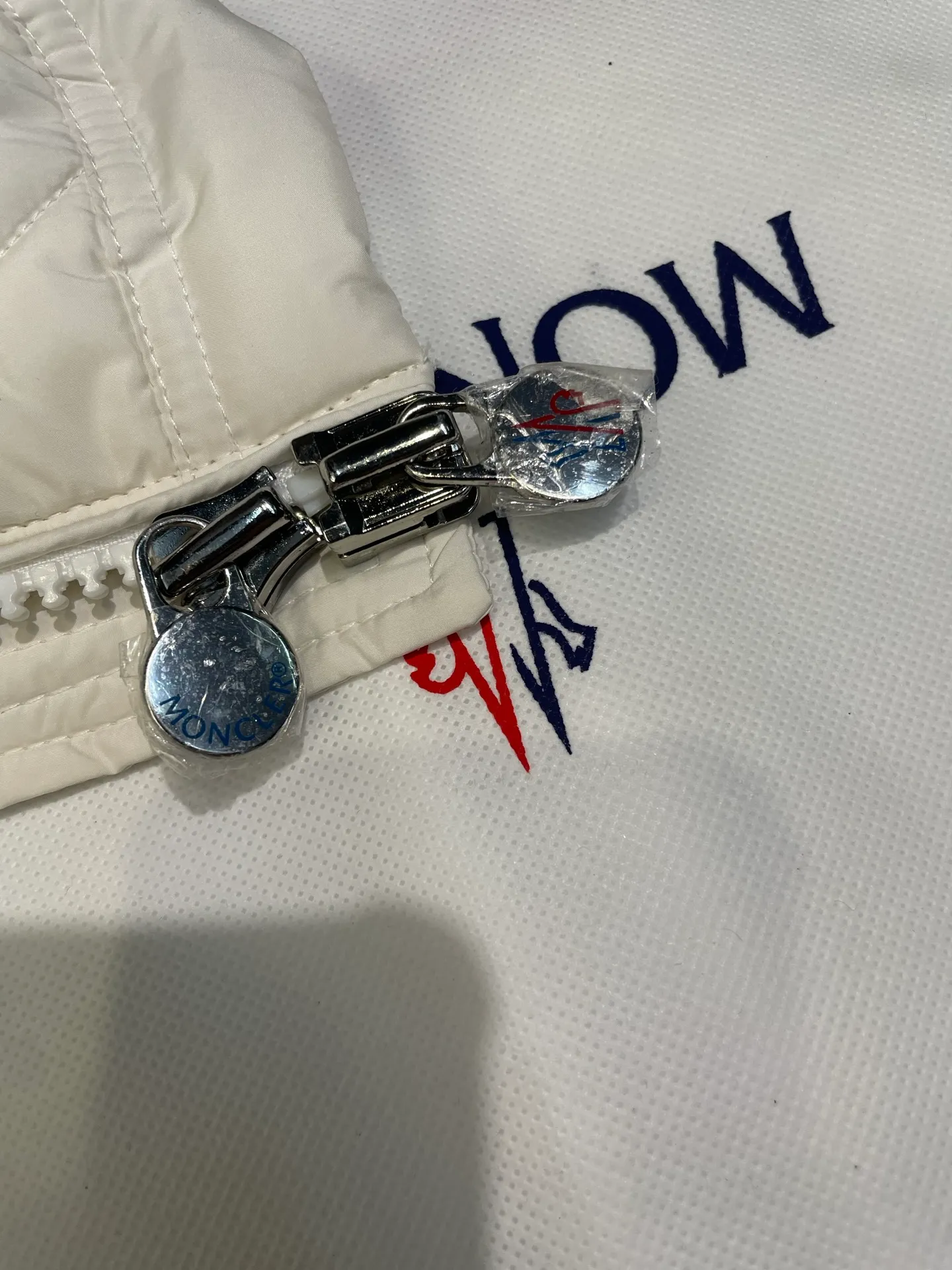 P960 moncler🌟 2025 autumn and winter new style. Original custom hardware accessories are all imported and original customization. Welcome to compare. Absolutely high quality. Use top 95 white duck down. Super soft. Filled with fluffy and full feathers. Super heavy work. Fabric workmanship. Perfect version. Note. Fabric is super comfortable. Exclusive model. Non-market product. Same size for men and women. Size: 12345