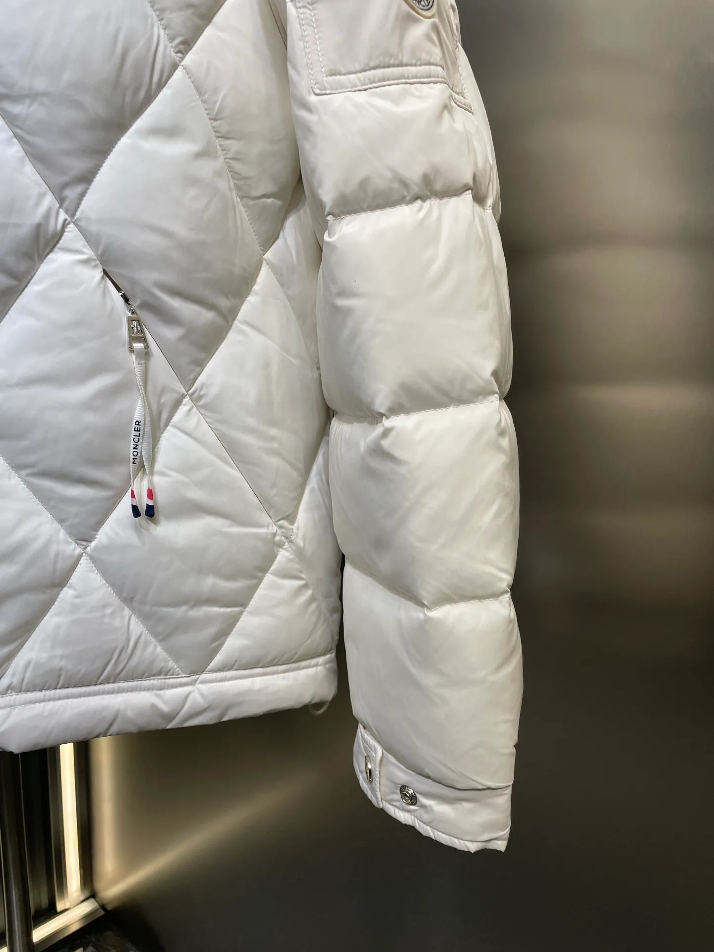 P960 moncler🌟 2025 autumn and winter new style. Original custom hardware accessories are all imported and original customization. Welcome to compare. Absolutely high quality. Use top 95 white duck down. Super soft. Filled with fluffy and full feathers. Super heavy work. Fabric workmanship. Perfect version. Note. Fabric is super comfortable. Exclusive model. Non-market product. Same size for men and women. Size: 12345