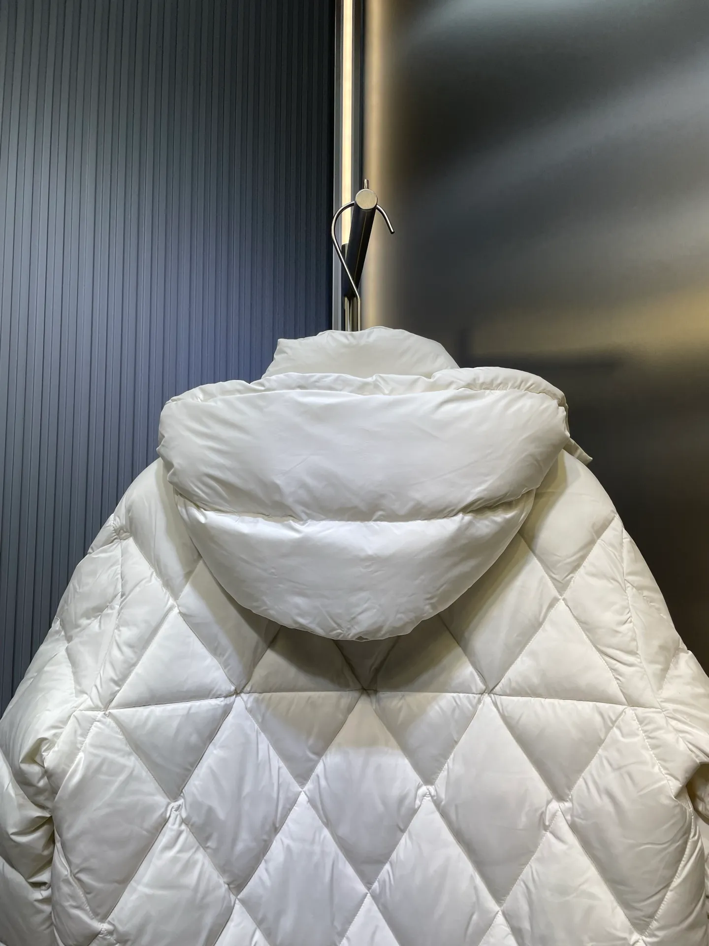 P960 moncler🌟 2025 autumn and winter new style. Original custom hardware accessories are all imported and original customization. Welcome to compare. Absolutely high quality. Use top 95 white duck down. Super soft. Filled with fluffy and full feathers. Super heavy work. Fabric workmanship. Perfect version. Note. Fabric is super comfortable. Exclusive model. Non-market product. Same size for men and women. Size: 12345