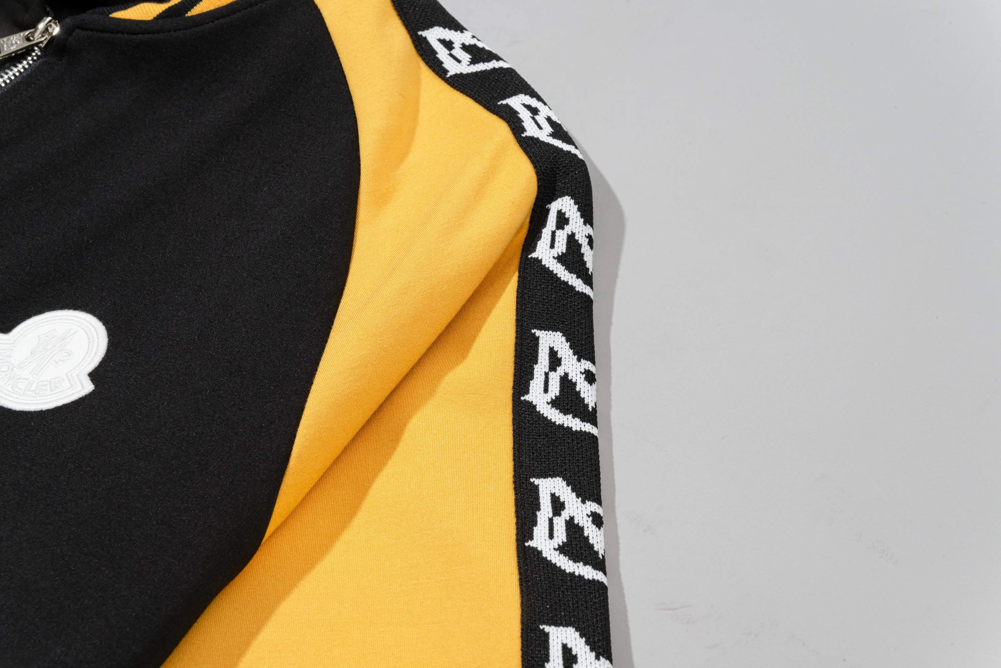 P270 MONCLER/Mask Custom fabric suit zipper jacket Color block design embroidered micro-label LOGO hand sleeve webbing technology Official synchronization High version High quality Fashion personality Versatile trend Pure original quality Original fabric Hang tag Collar label Washed wheat Complete three standards Color: black and white. Black green. Black yellow. Size: S-2XL