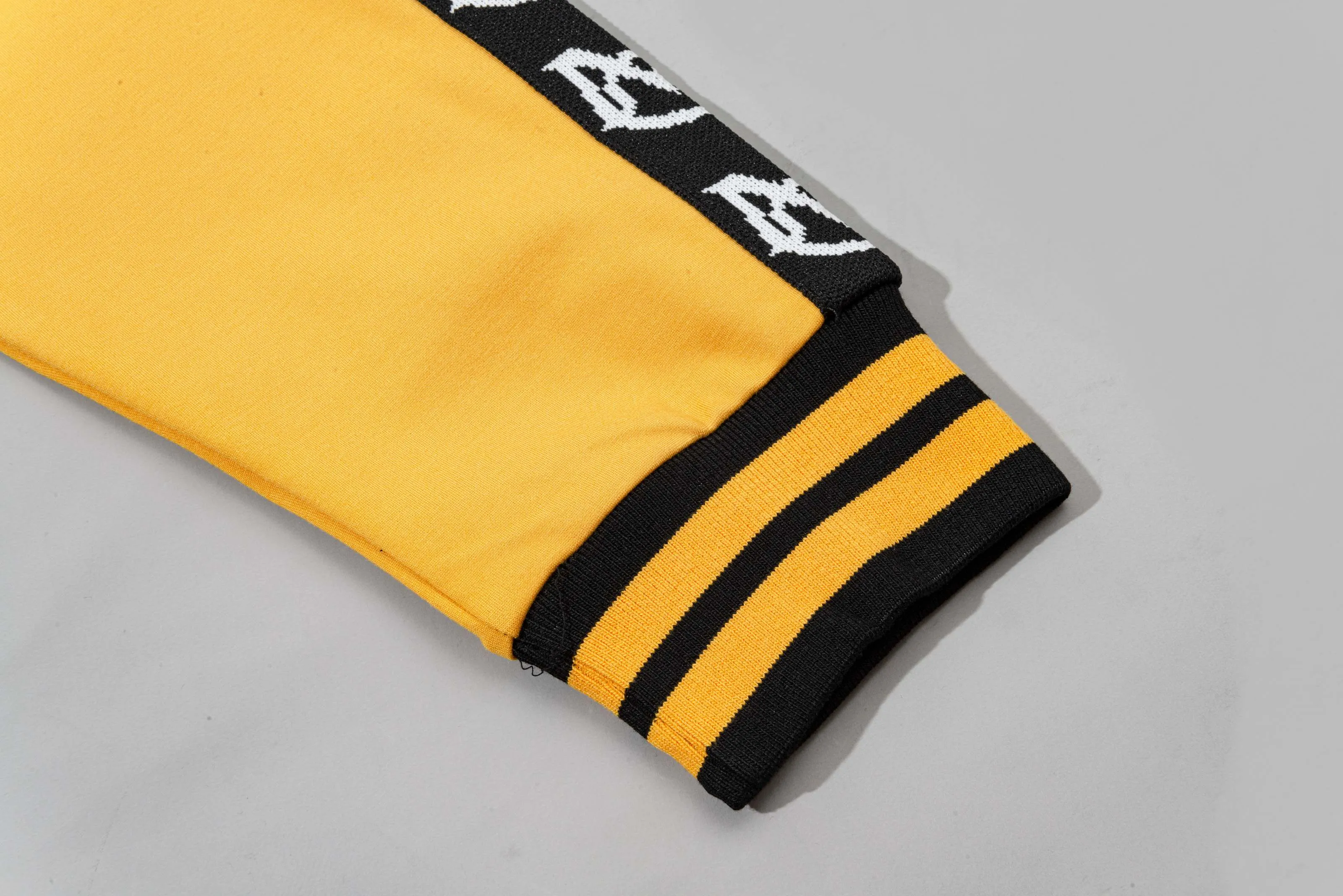 P270 MONCLER/Mask Custom fabric suit zipper jacket Color block design embroidered micro-label LOGO hand sleeve webbing technology Official synchronization High version High quality Fashion personality Versatile trend Pure original quality Original fabric Hang tag Collar label Washed wheat Complete three standards Color: black and white. Black green. Black yellow. Size: S-2XL