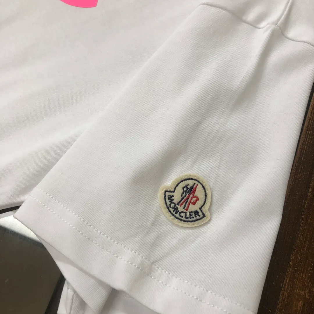 P160 MONCLER 2025 latest couple style round neck short-sleeved couple T-shirt, new spring and summer product, high quality 🔥🔥Three-dimensional logo letter logo printing technology on the chest! Fashionable and versatile trendy styles, customized imported fabrics! Comfortable to wear, breathable, fashionable without losing personality, the upper body is casual and casual, handsome and stylish, showing the temperament of a big brand. All three standards are complete! ! Color: black, white, sky blue, dark gray Size: S M L XL (loose fit, please state your height and weight when placing an order)