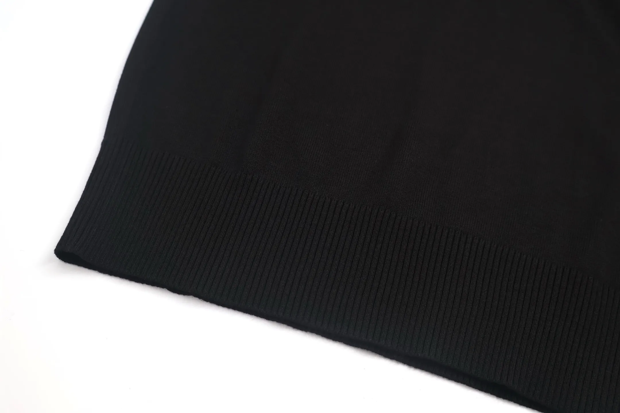 P440 Exclusive supply] Moncler color-blocked shoulder knitted sweater (black). The original version was purchased and developed at 5550. It is spun with custom-dyed black pure cotton yarn and has a computer-printed jacquard red and white color-blocked shoulder pattern. Made with imported 16-needle knitting machine. The small mark on the arm is embroidered with red and blue insignia using a BEHRINGER imported embroidery machine, and then a Czech sewing machine is used to sew the upper body side by side. Size:M/L/XL/XXL